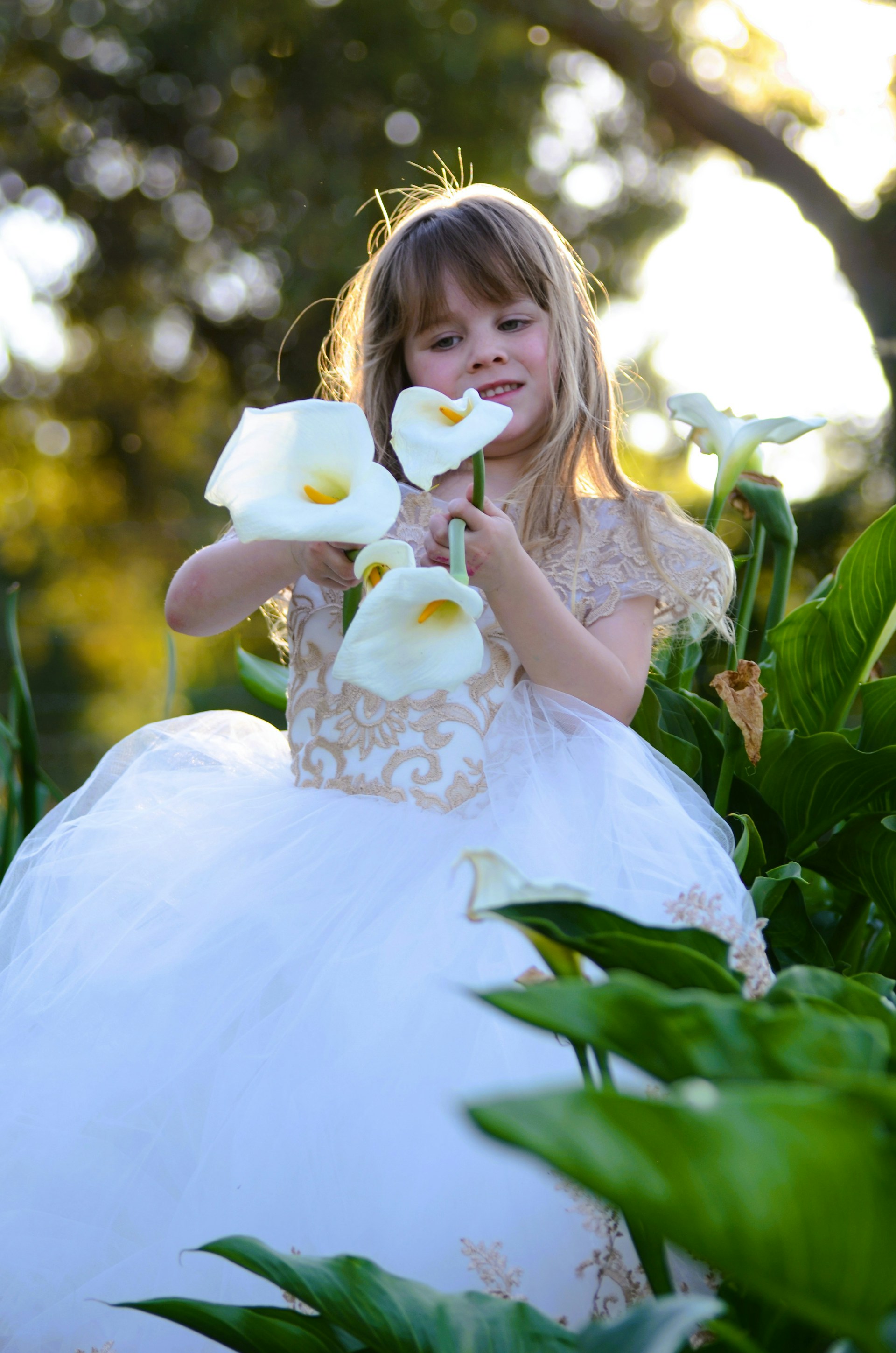 Ein kleines Mädchen hält Blumen | Quelle: Unsplash