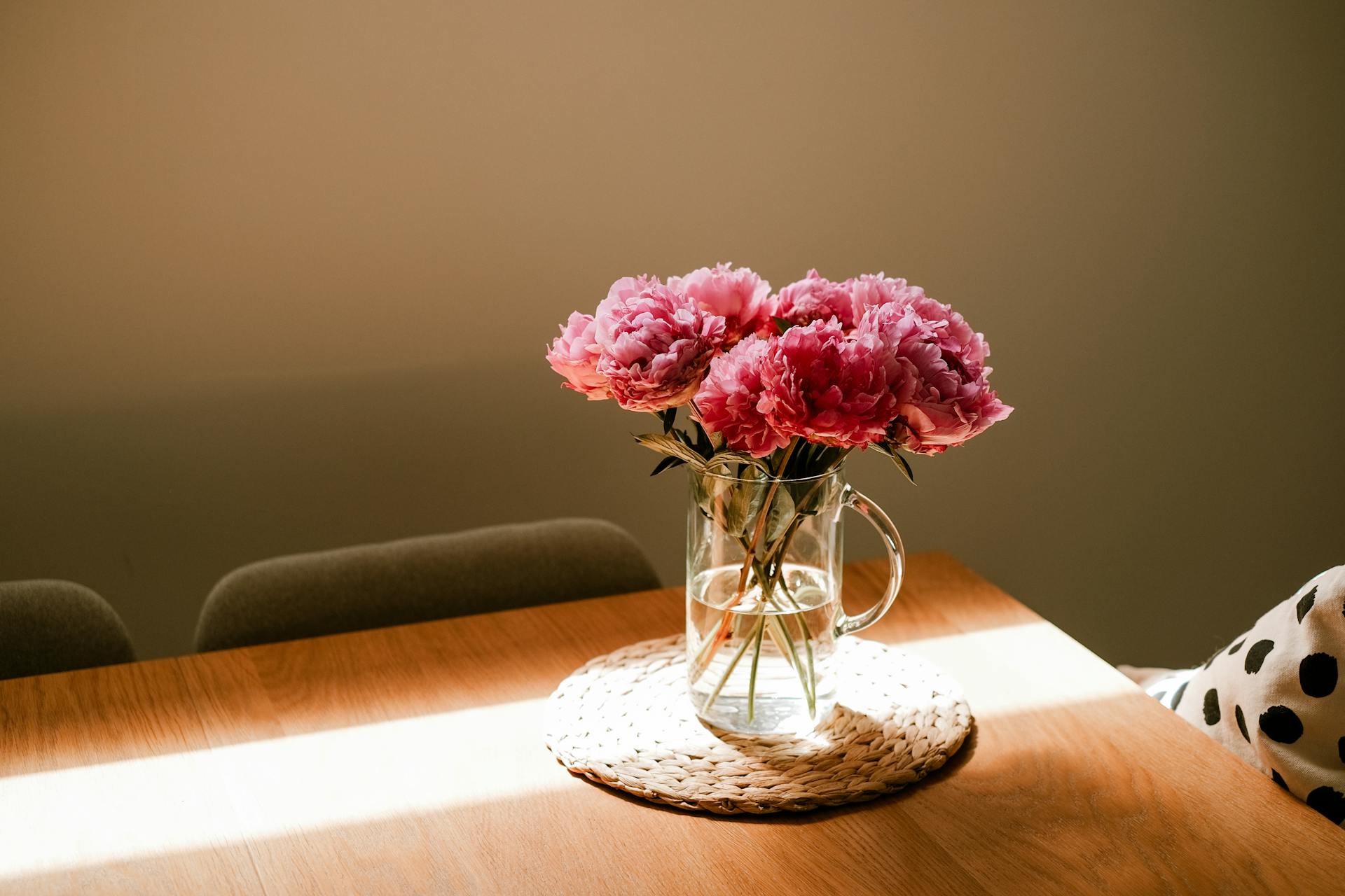 Blumen auf einem Tisch | Quelle: Pexels