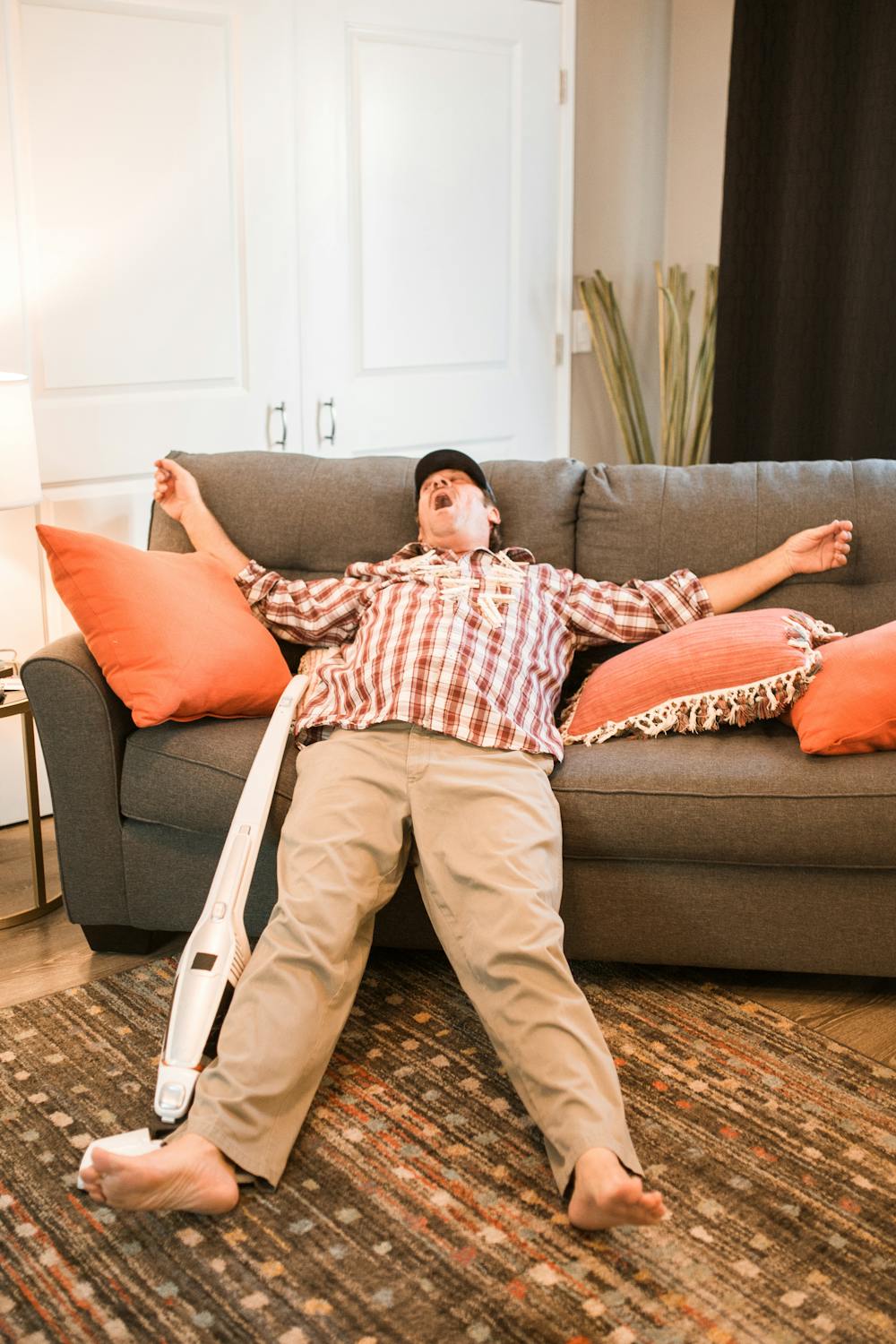 Ein müder Mann schläft auf einer Couch | Quelle: Pexels