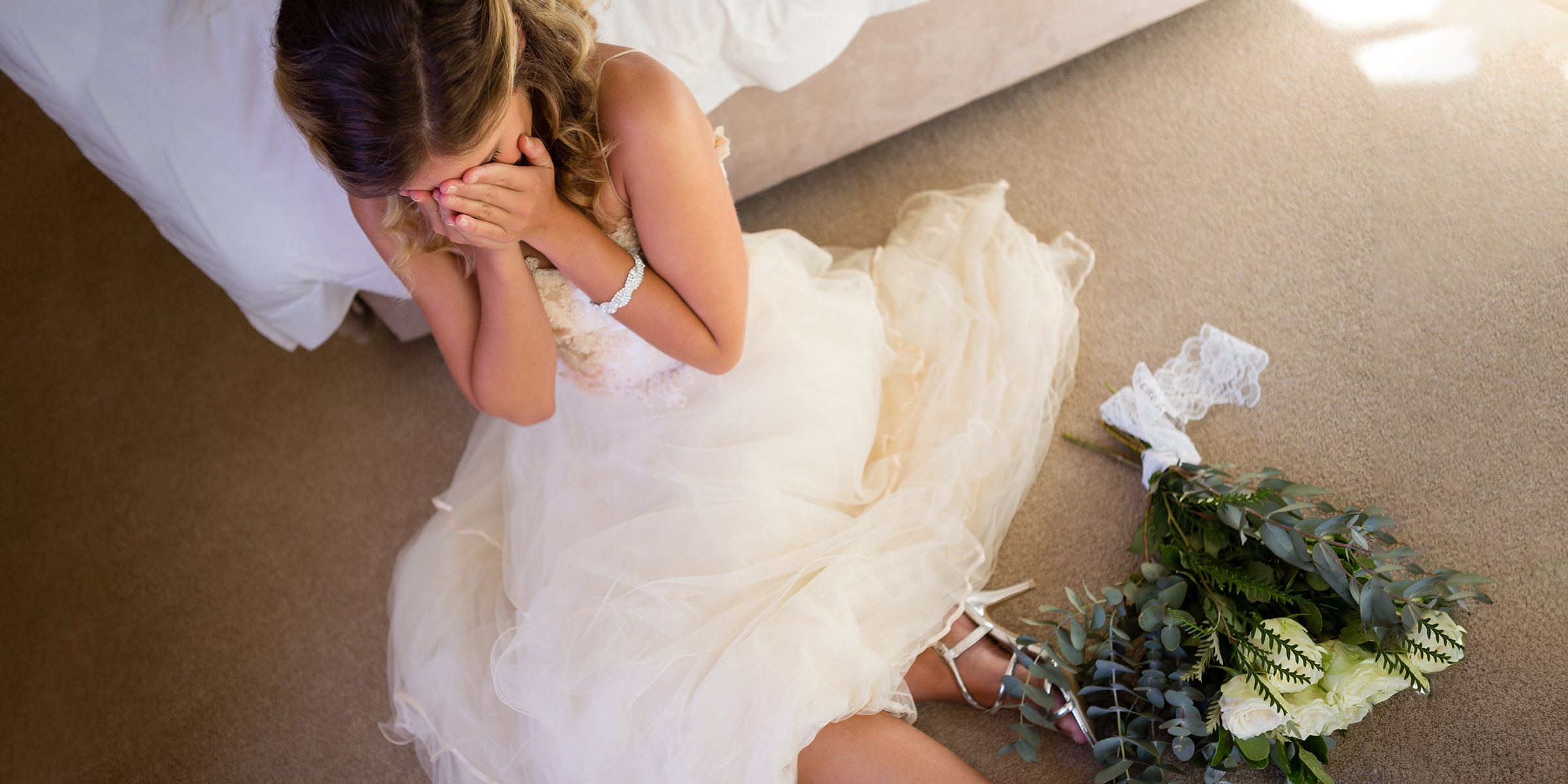 Eine weinende Braut | Quelle: Shutterstock