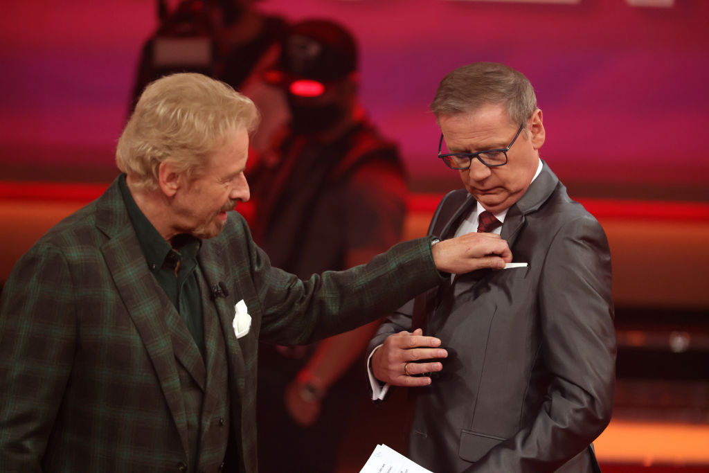 Günther Jauch und Thomas Gottschalk auf der Bühne während der Fernsehsendung „2021! Menschen, Bilder, Emotionen! – Der große RTL-Jahresrückblick” am 5. Dezember 2021 in Hürth, Deutschland. | Quelle: Getty Images