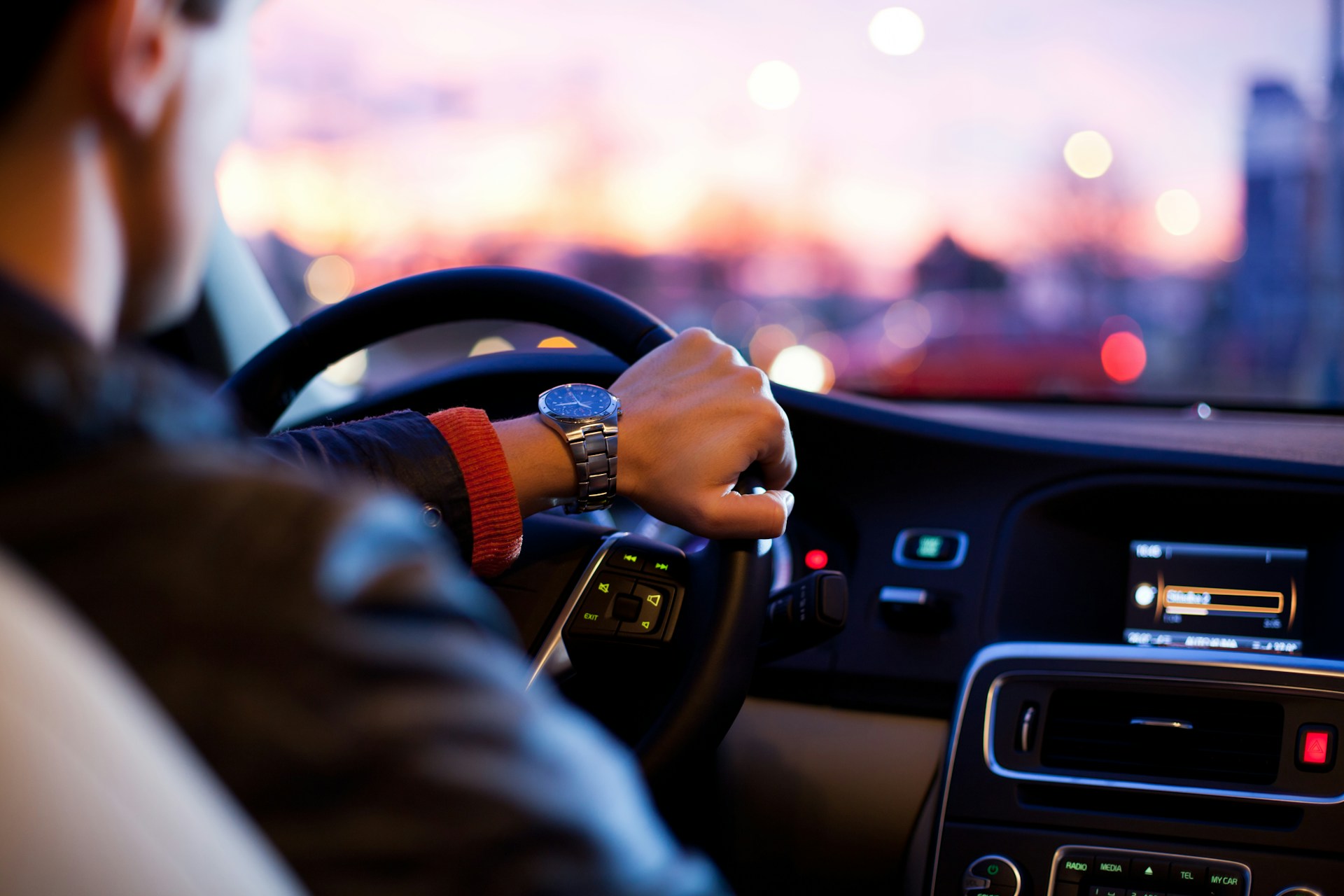 Ein Mann sitzt in seinem Auto | Quelle: Unsplash