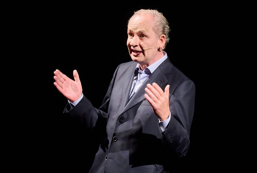 27. August 2022, Berlin: Ferdinand von Schirach begrüßt seine Gäste, bevor er im Berliner Ensemble aus seiner neuen Erzählsammlung „Nachmittag“ liest. | Quelle: Getty Images