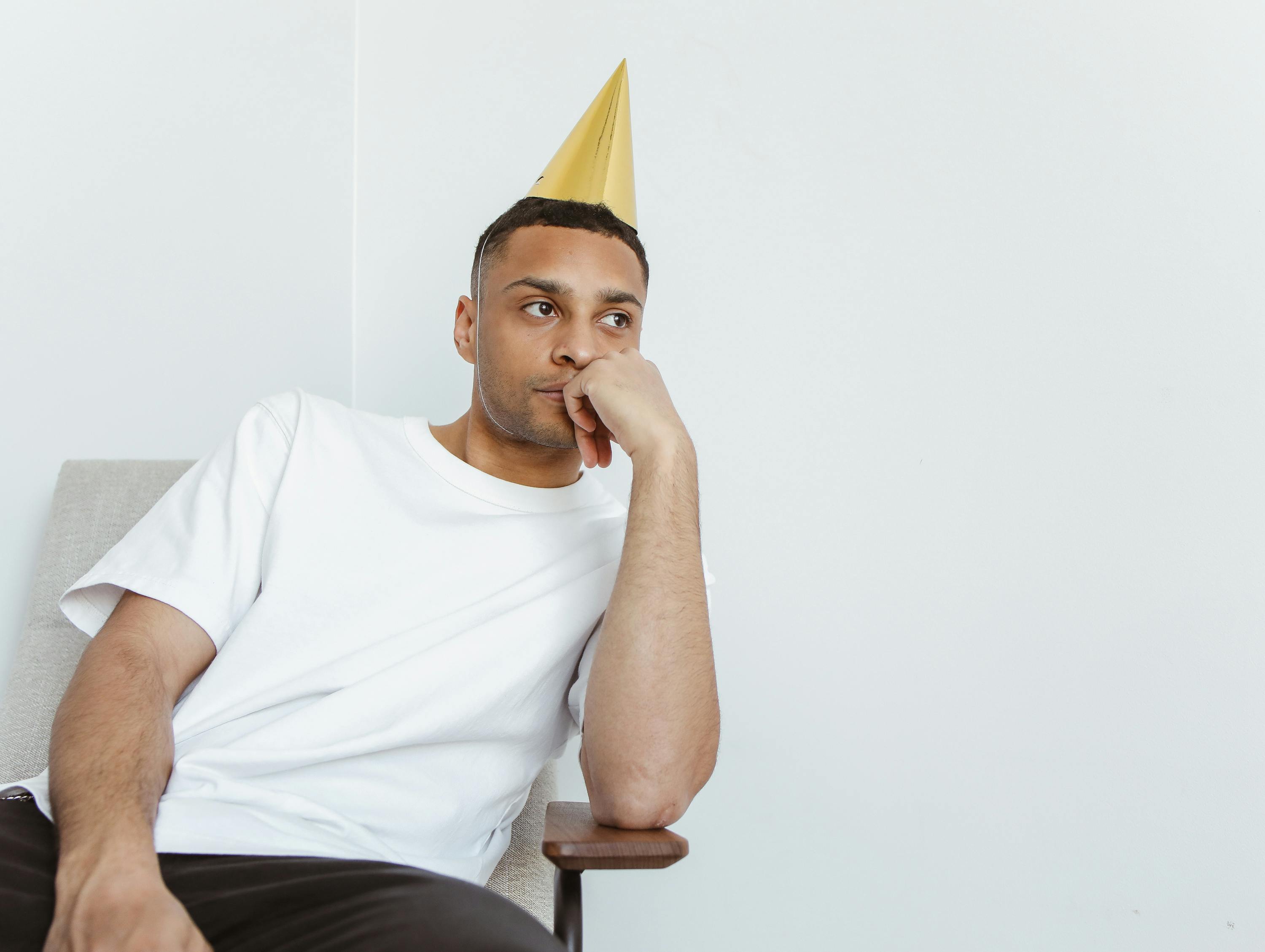 Ein ernster Mann auf einer Party | Quelle: Pexels