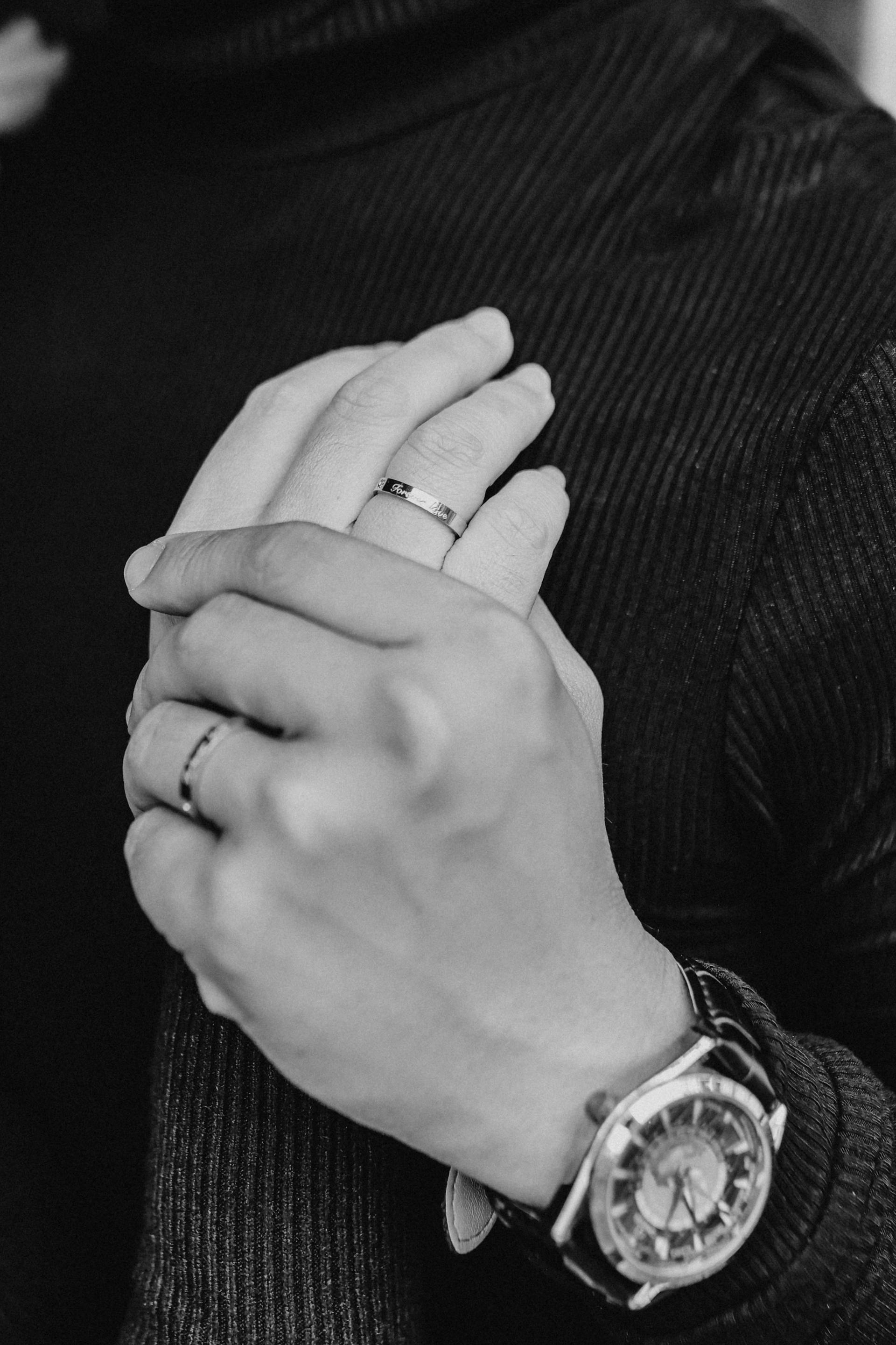 Nahaufnahme eines händchenhaltenden Ehepaars | Quelle: Pexels