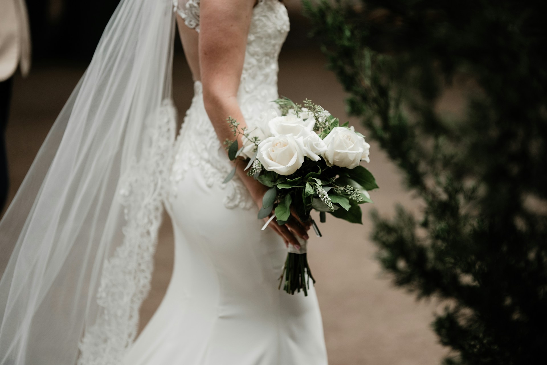 Eine Braut mit Blumen in der Hand | Quelle: Unsplash