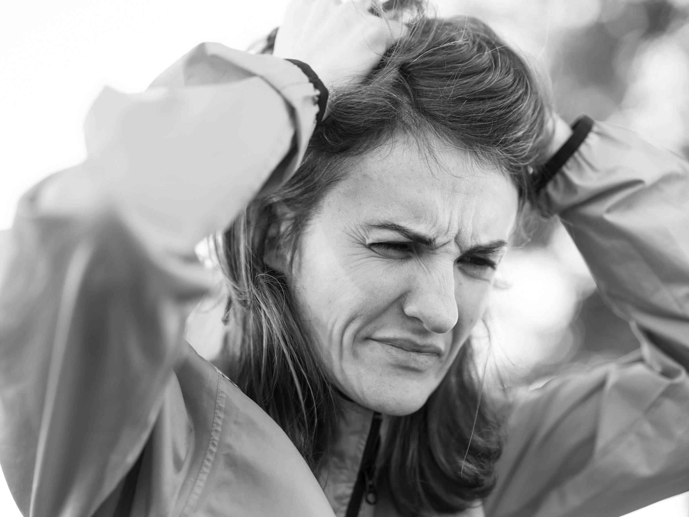 Ein Graustufenfoto einer verzweifelten Frau | Quelle: Unsplash