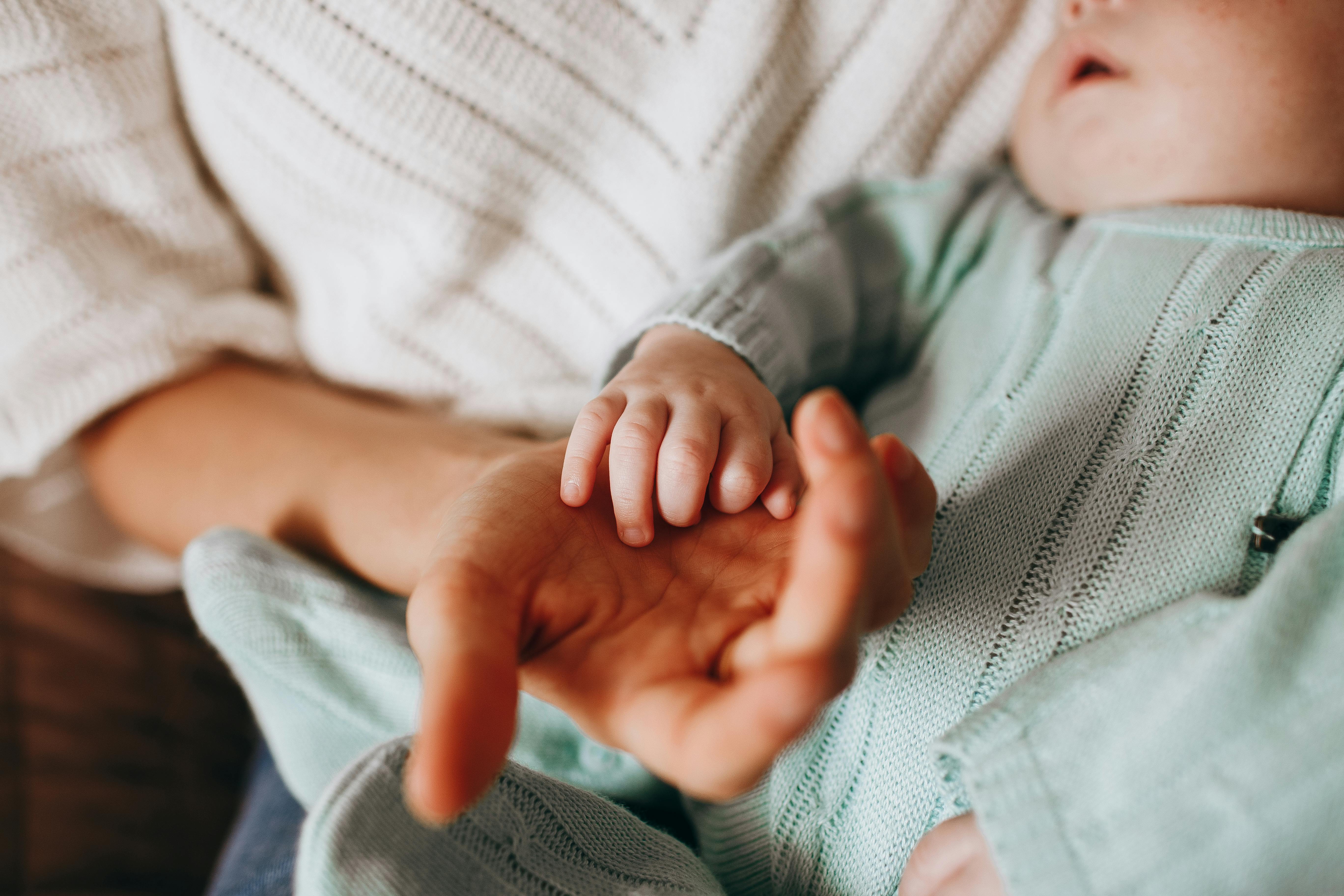 Eine Person, die einen kleinen Jungen hält | Quelle: Pexels