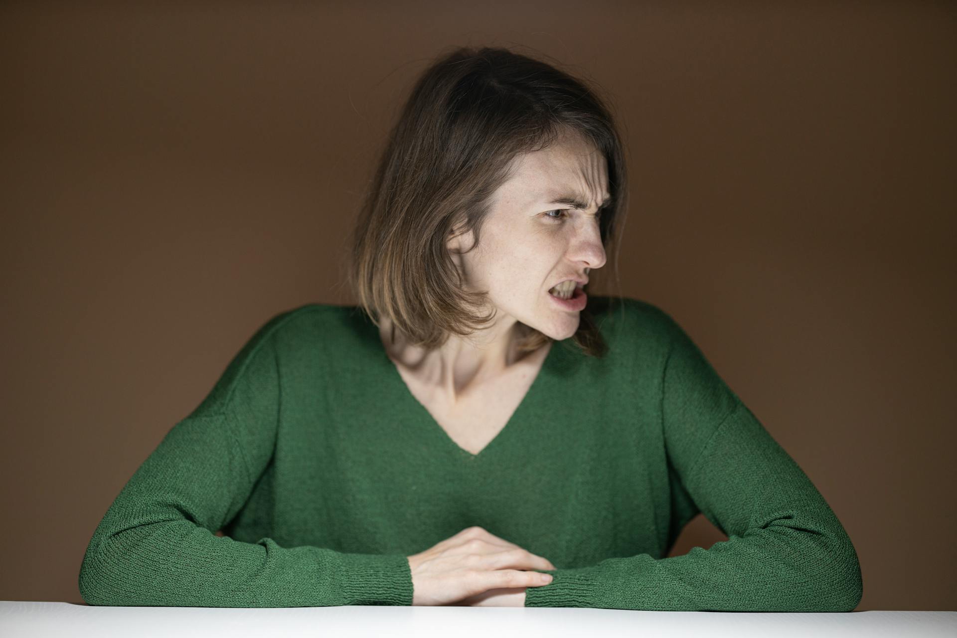Eine wütende Frau, die zur Seite schaut | Quelle: Pexels
