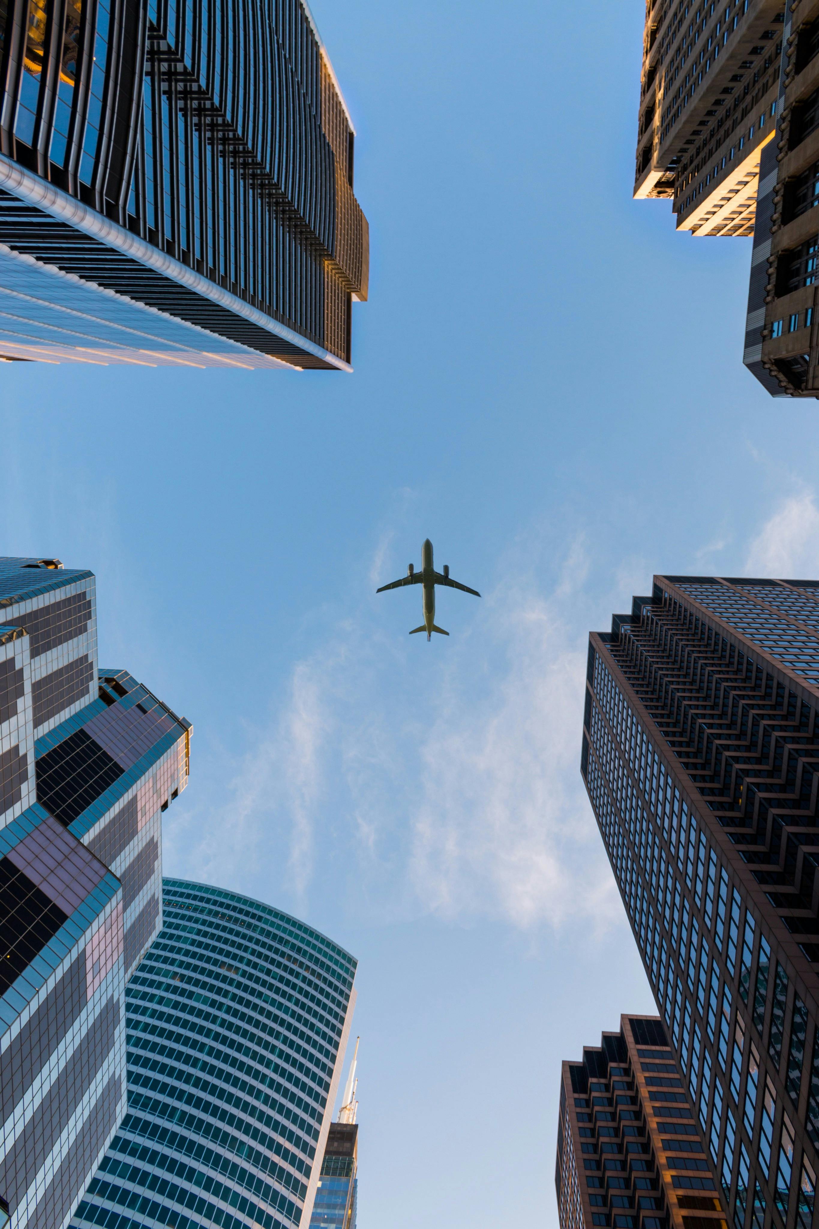 Ein Flugzeug am Himmel | Quelle: Pexels