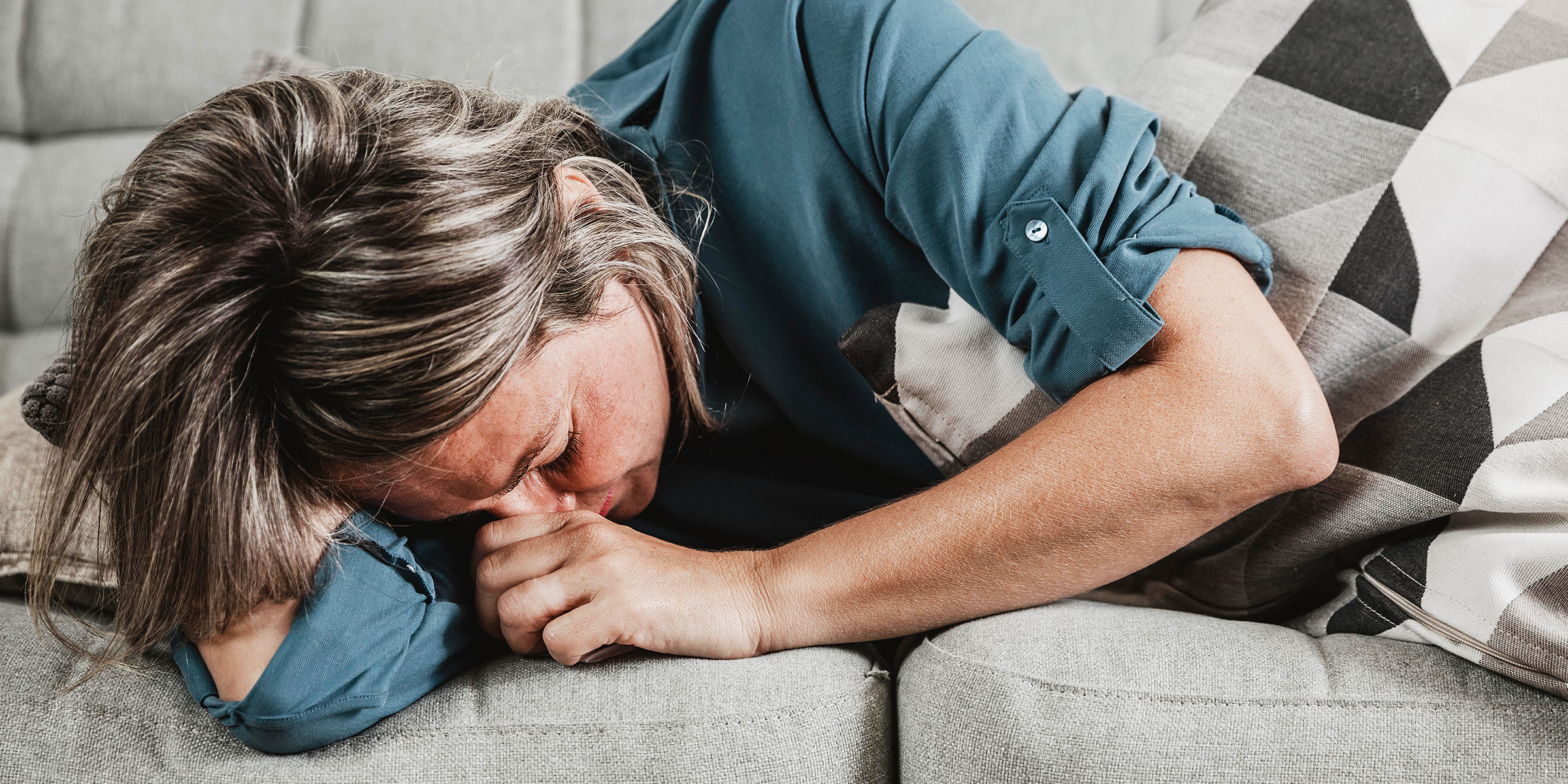 Eine unglückliche Frau, die auf einer Couch weint | Quelle: Freepik