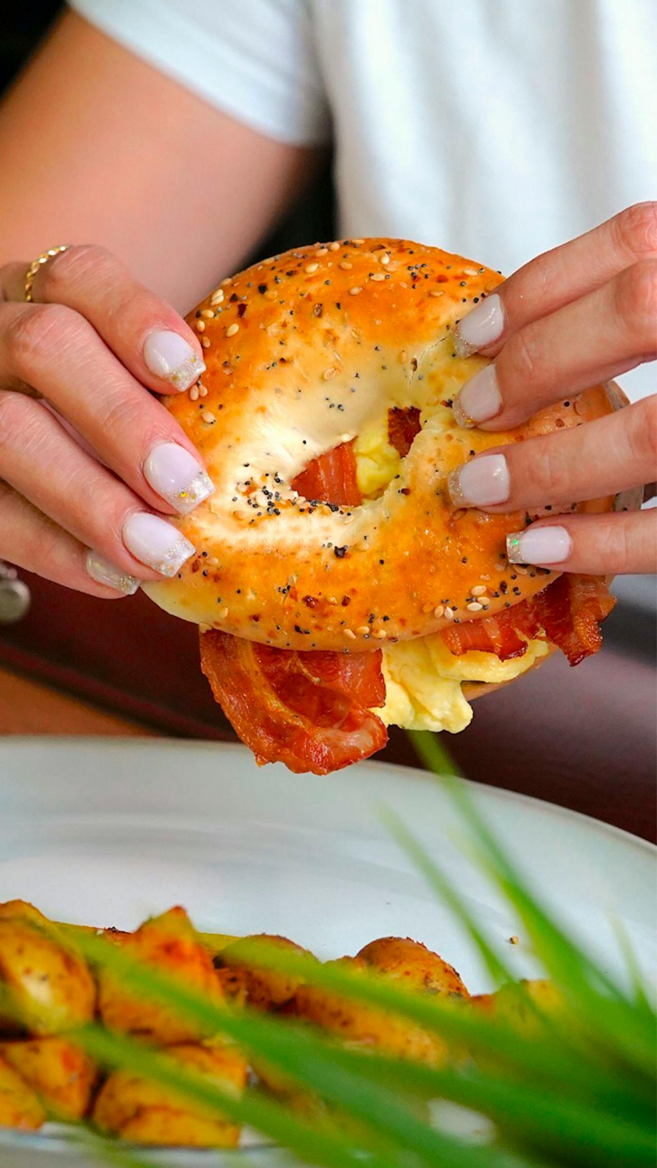 Eine Frau isst ein Sandwich | Quelle: Pexels
