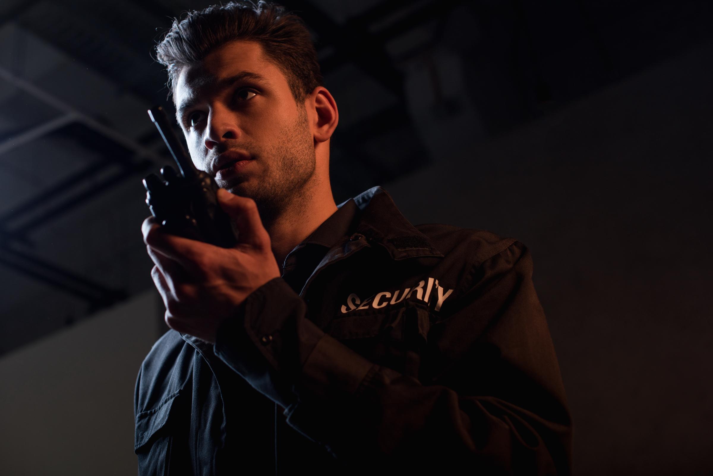 Wachmann mit Walkie-Talkie | Quelle: Shutterstock