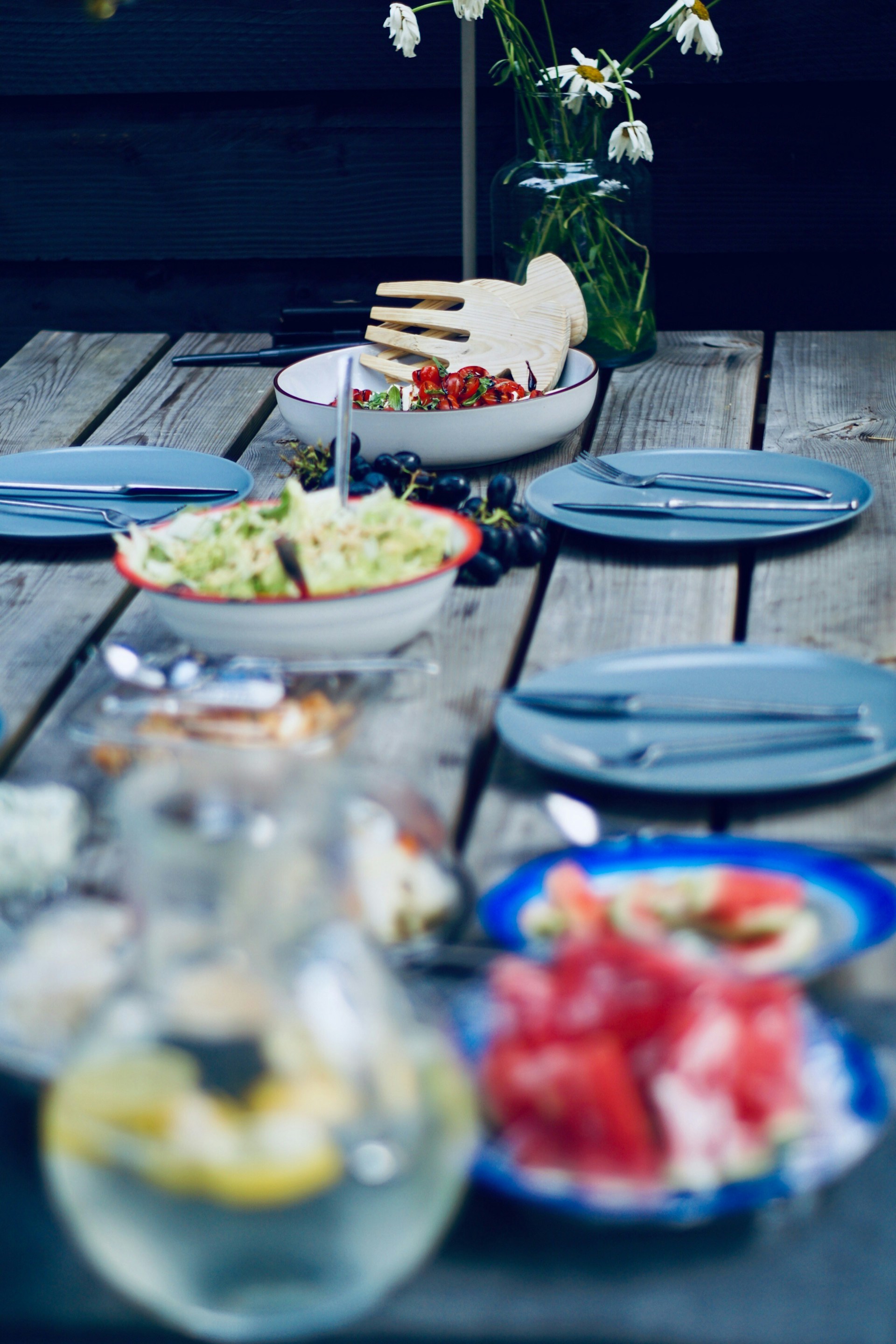 Teller und Essen auf einem Tisch | Quelle: Unsplash