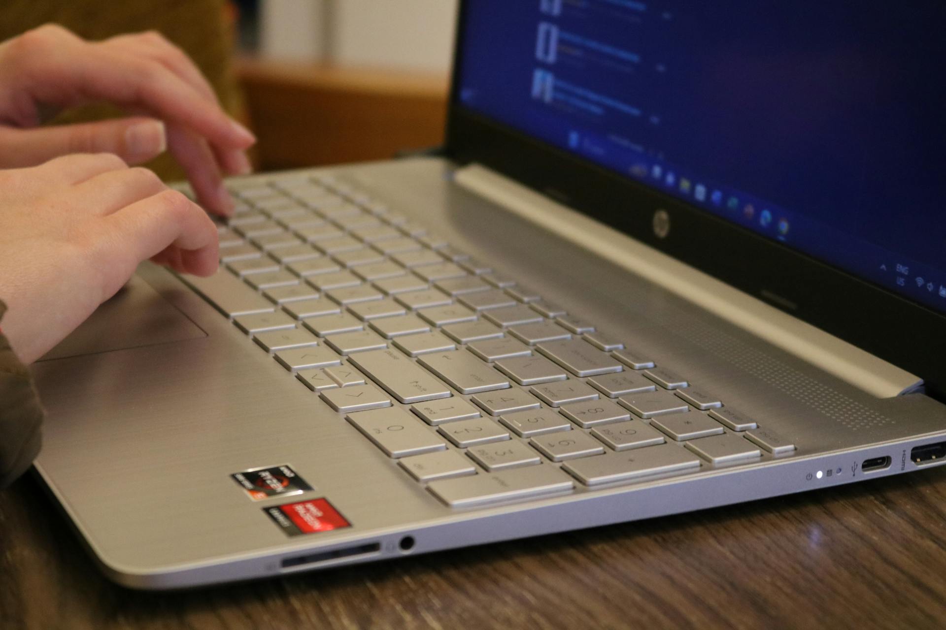 Eine Frau, die auf einem Laptop tippt | Quelle: Pexels