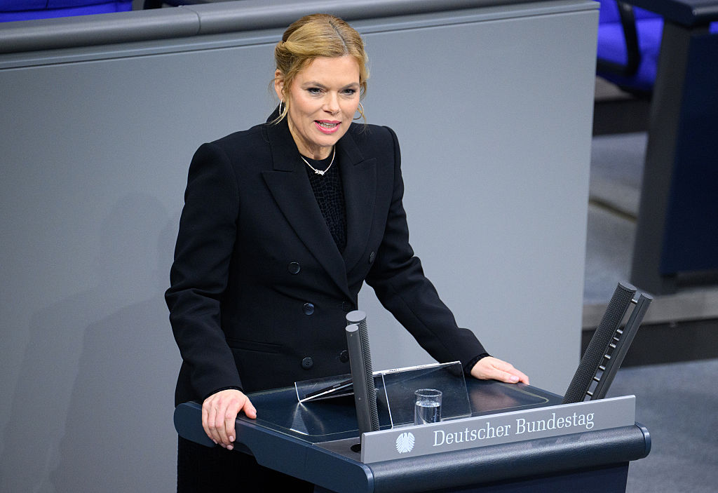 24. Februar 2026, Berlin: Bundestagspräsidentin Julia Klöckner (CDU) spricht bei der Trauerfeier für die verstorbene ehemalige Bundesfamilienministerin und langjährige Bundestagspräsidentin Rita Süssmuth (CDU) im Deutschen Bundestag | Quelle: Getty Images