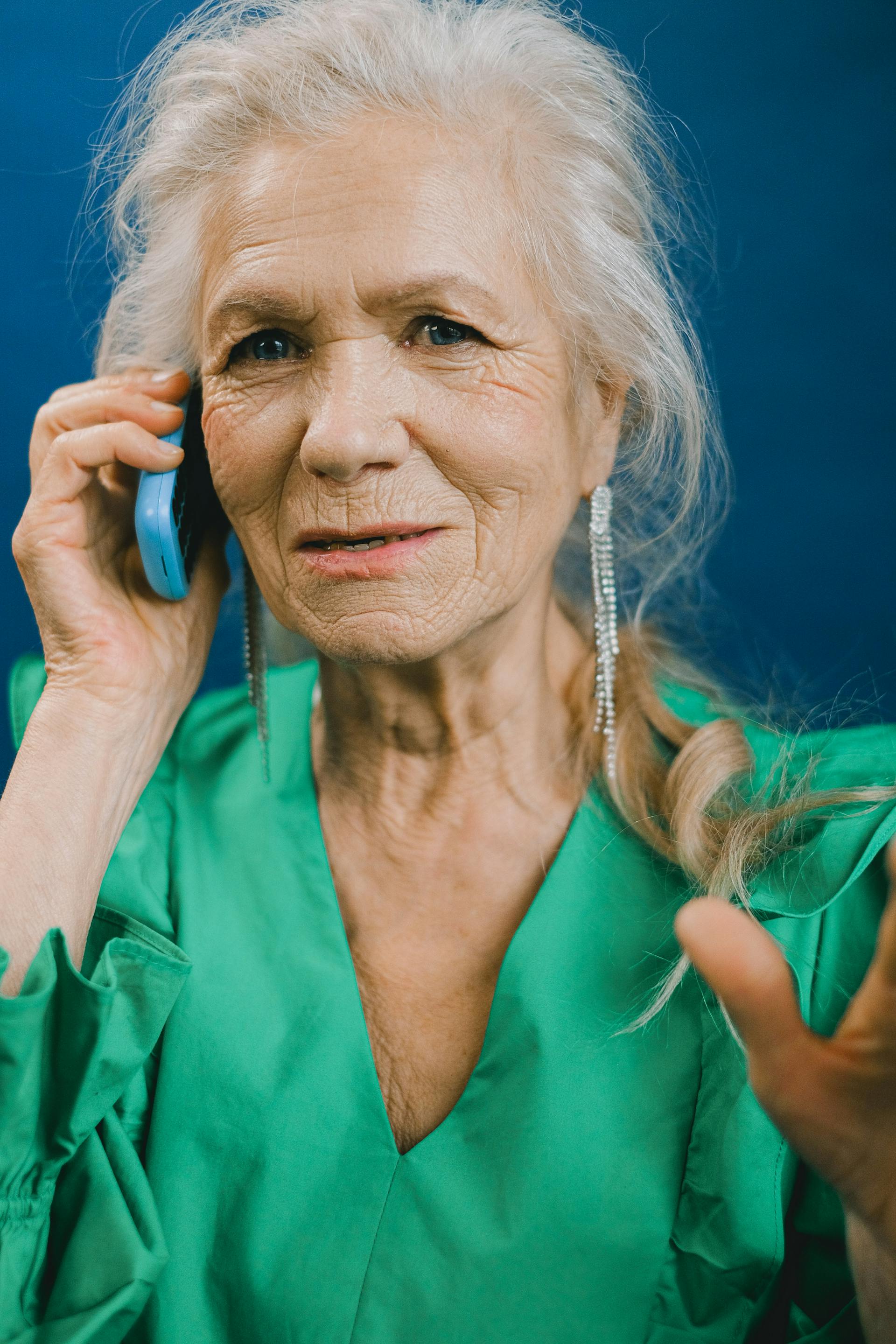 Eine ältere Frau beim Telefonieren | Quelle: Pexels