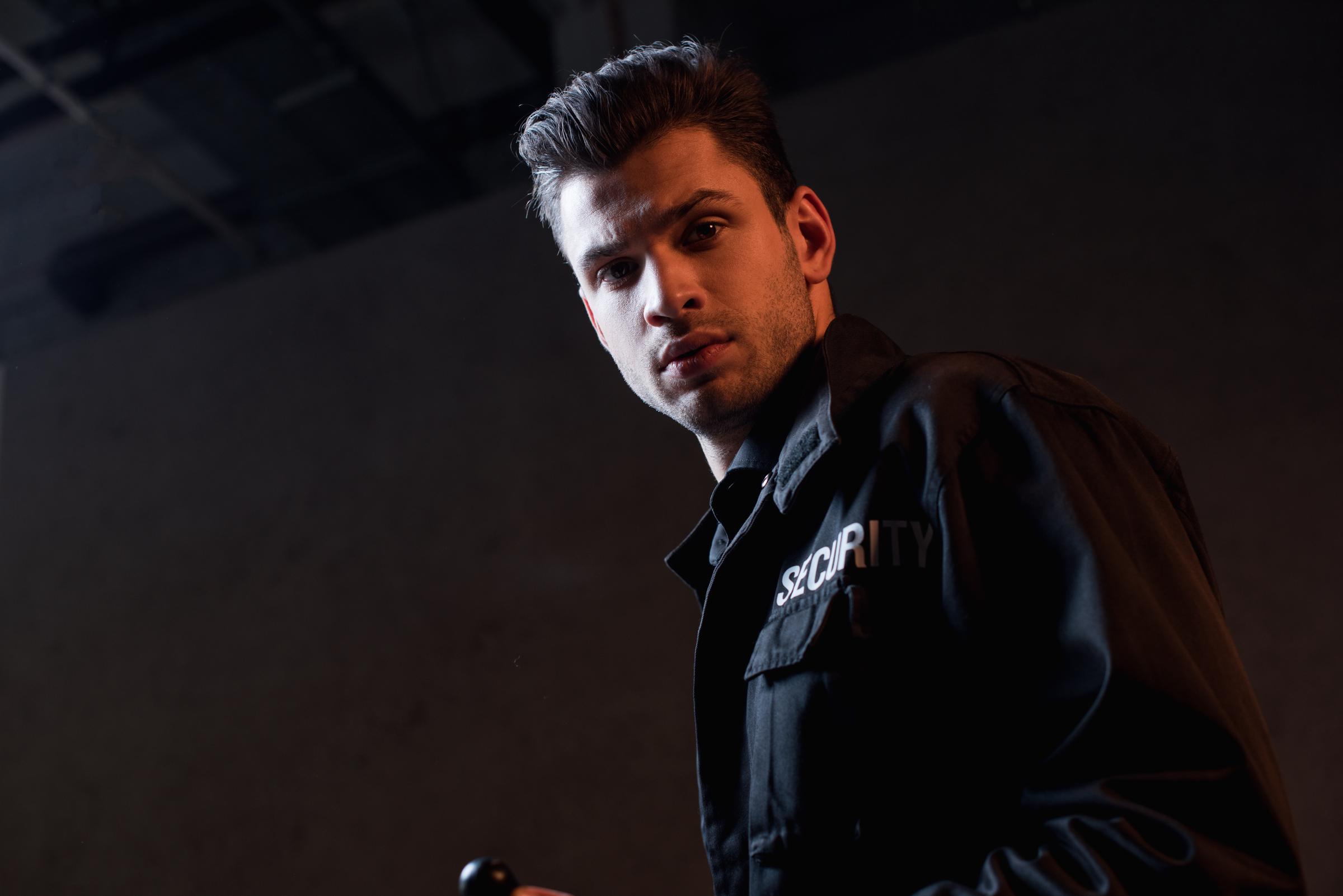 Sicherheitsbeamter, der jemanden aus dem Off ansieht | Quelle: Shutterstock