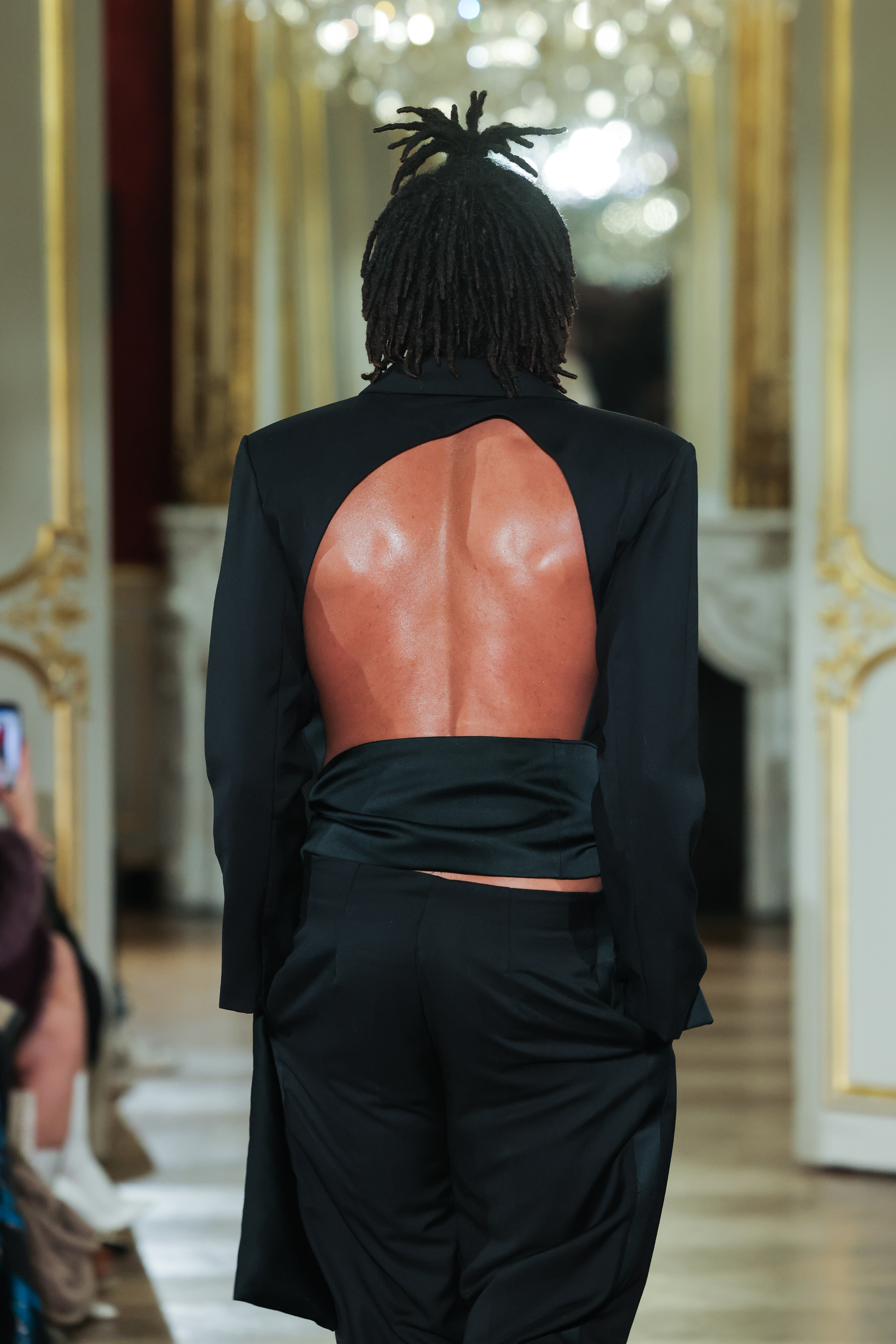 Henry Samuel läuft über den Laufsteg während der Lena Erziak Haute Couture Frühjahr-Sommer 2025 Show im Rahmen der Paris Fashion Week im Hotel Le Marois am 28. Januar 2025 in Paris, Frankreich. | Quelle: Getty Images