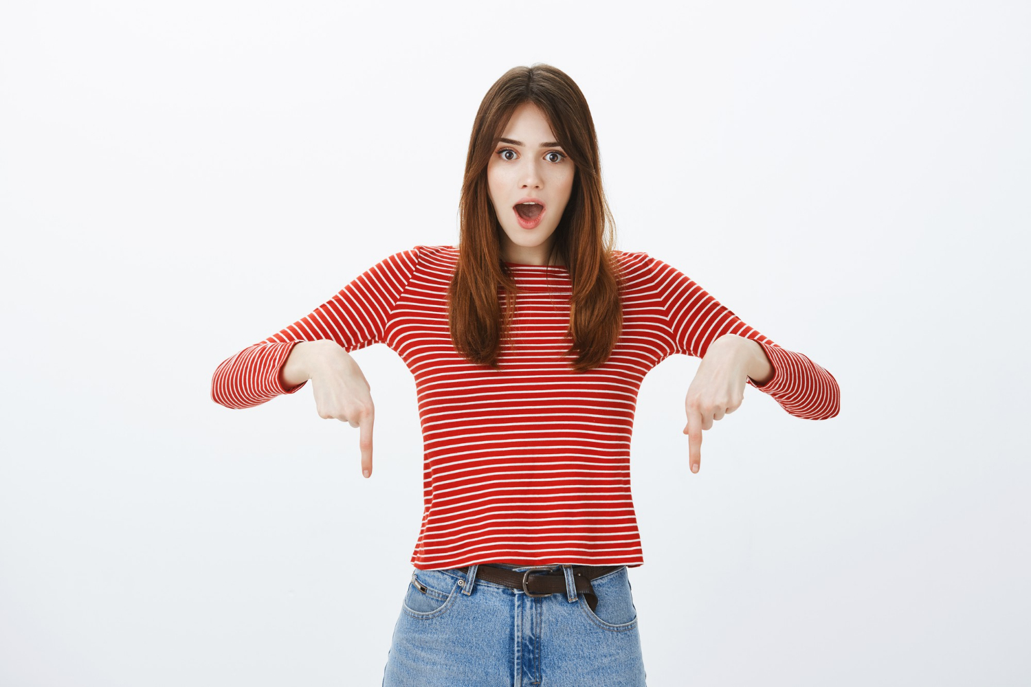 Eine Frau, die auf den Boden zeigt | Quelle: Freepik