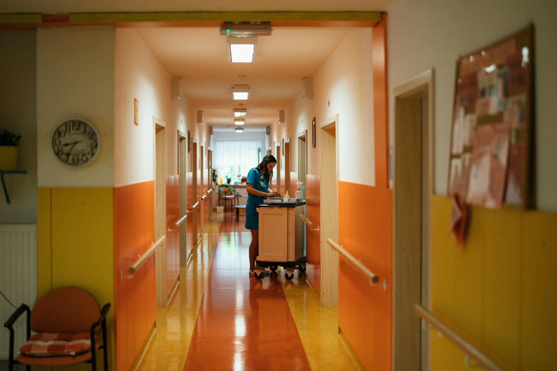 Eine Krankenschwester schiebt einen Wagen im Krankenhausflur | Quelle: Pexels