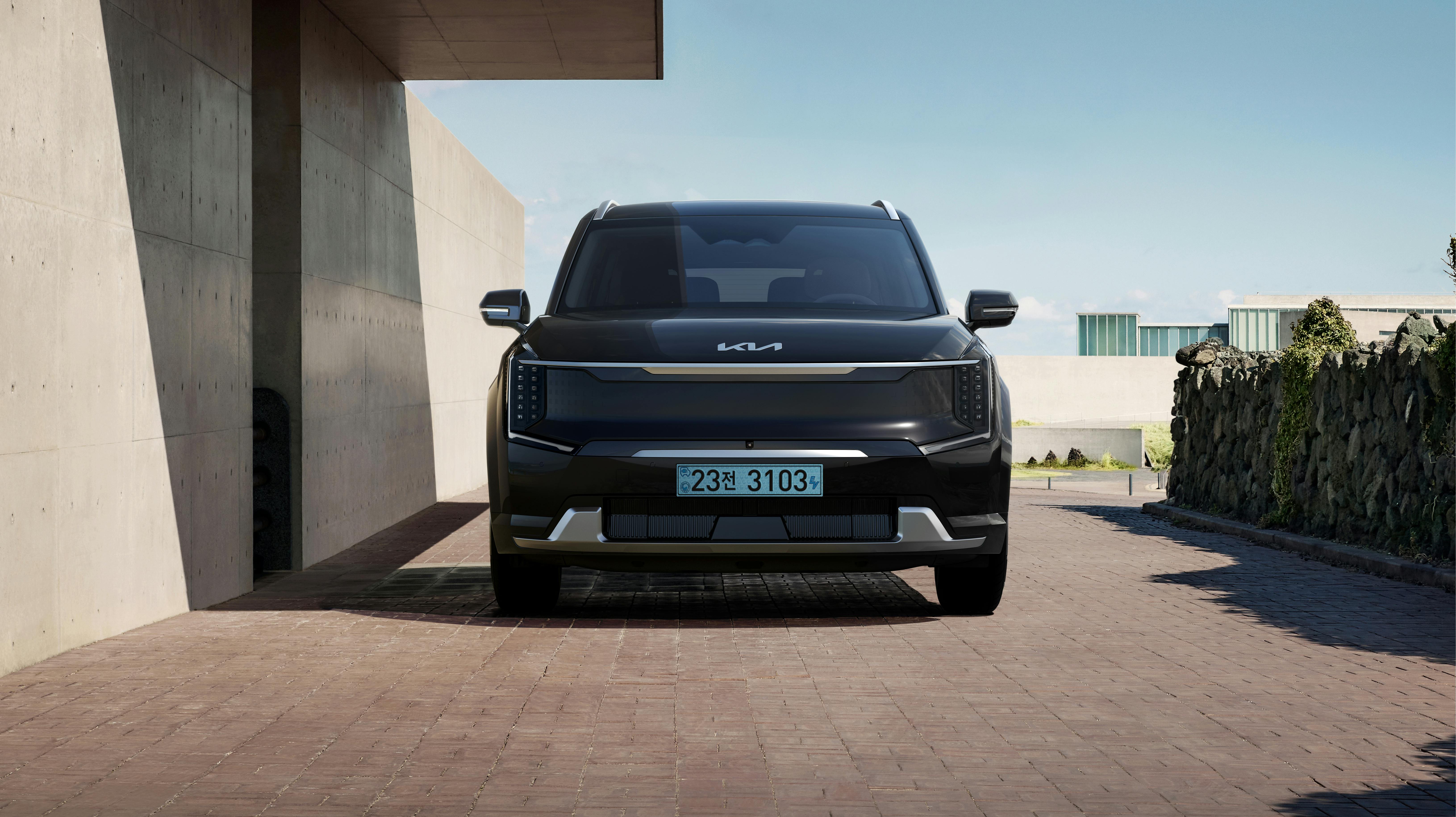 Ein geparktes schwarzes Auto | Quelle: Pexels