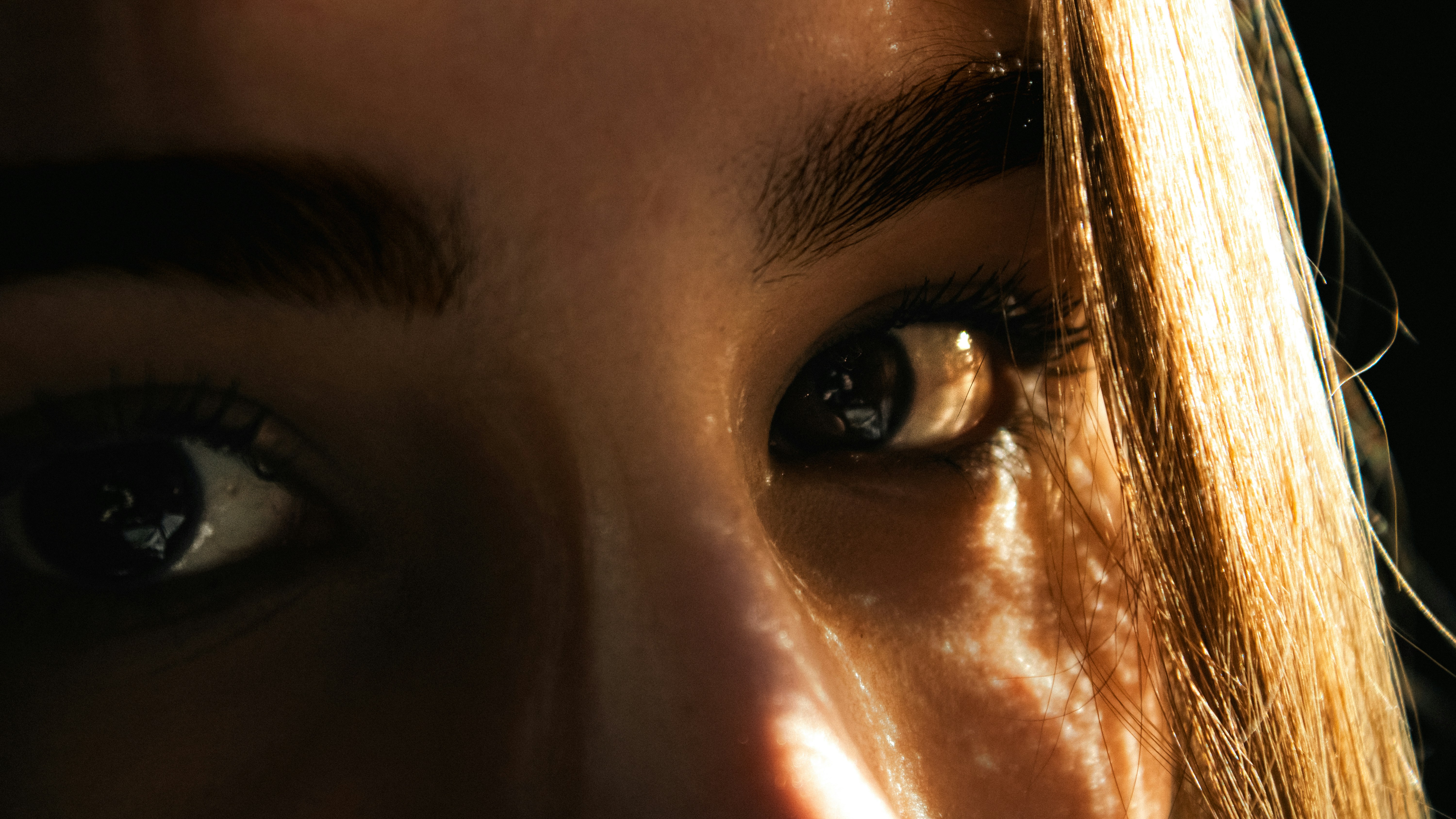 Eine Frau, die mit großen Augen auf etwas starrt | Quelle: Unsplash