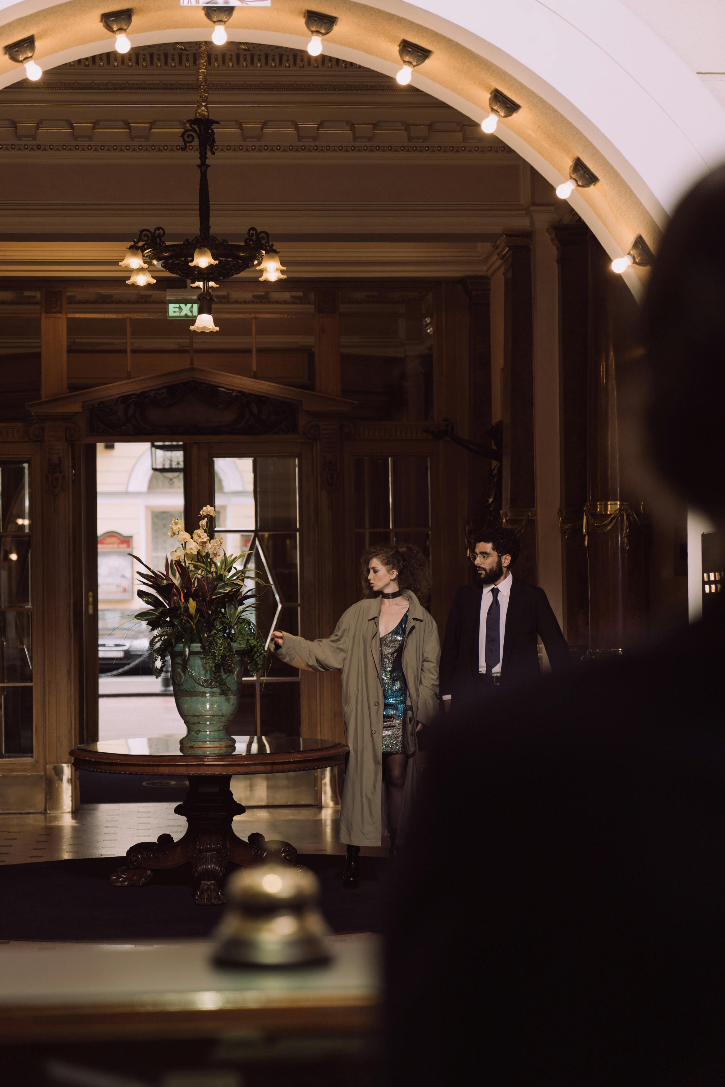 Mann und Frau stehen in einer Hotellobby | Quelle: Pexels