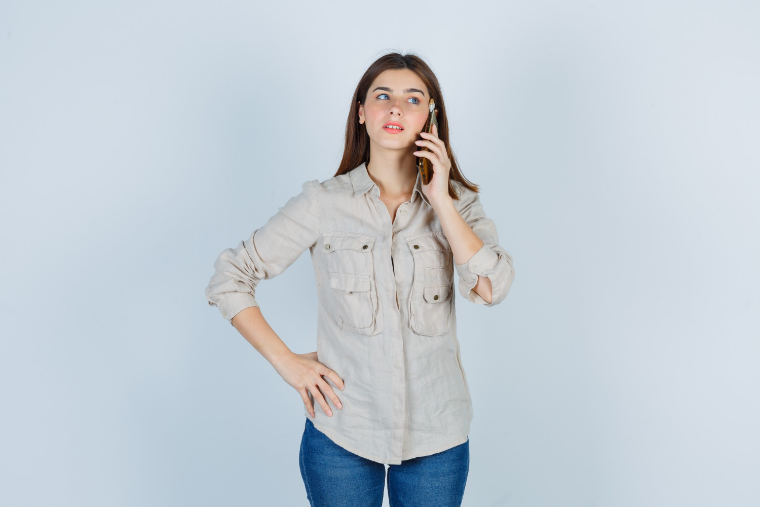 Eine lächelnde Frau, die telefoniert | Quelle: Freepik