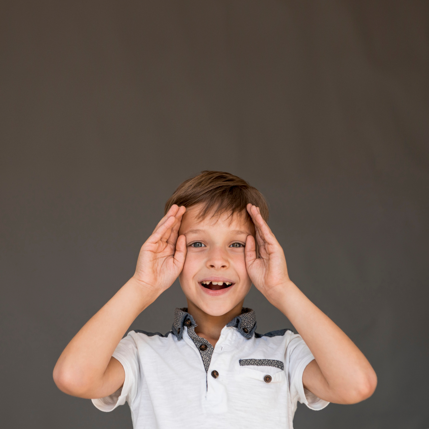 Ein aufgeregter kleiner Junge | Quelle: Freepik