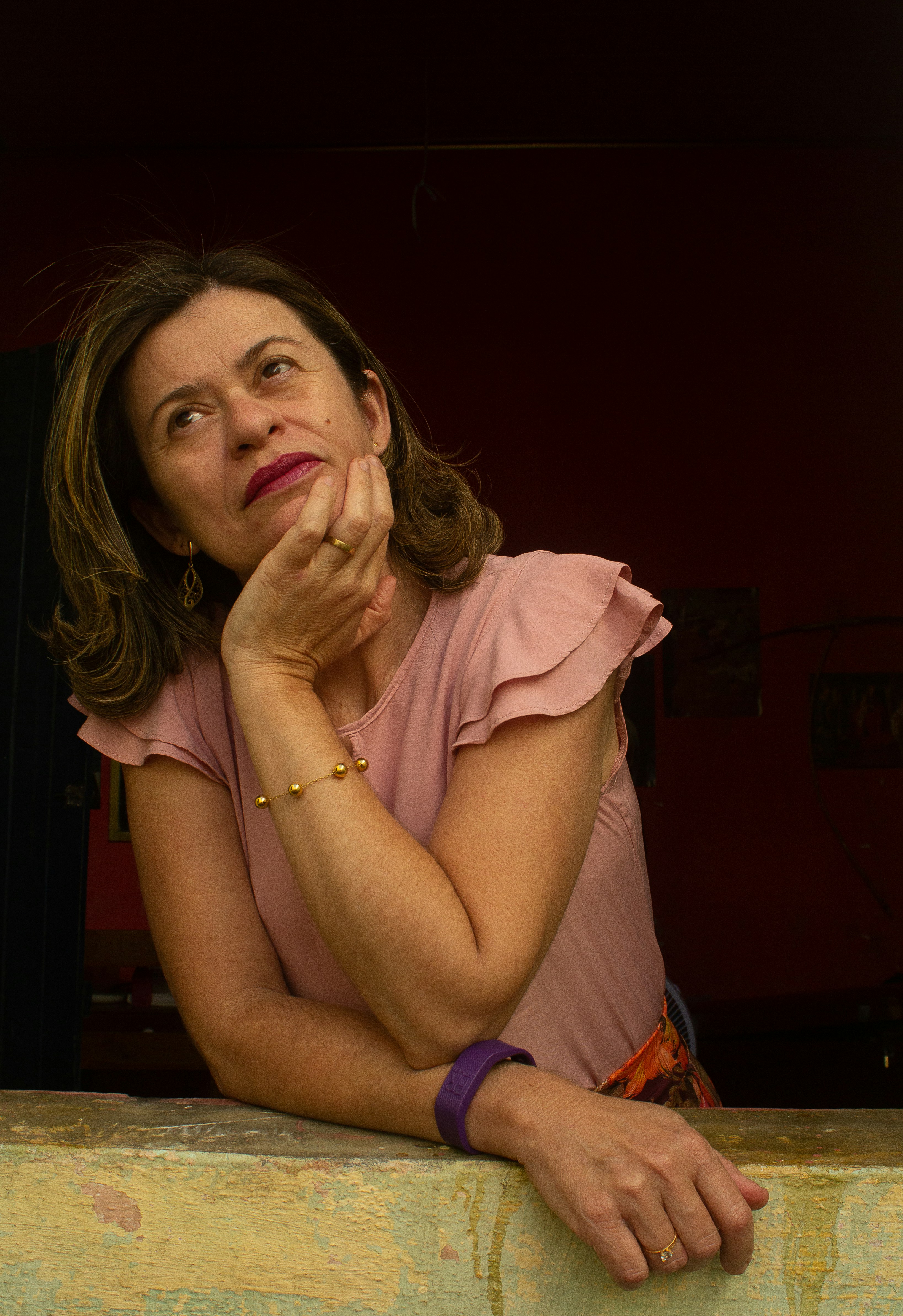 Eine Frau, die die Stirn runzelt und nachdenkt | Quelle: Unsplash