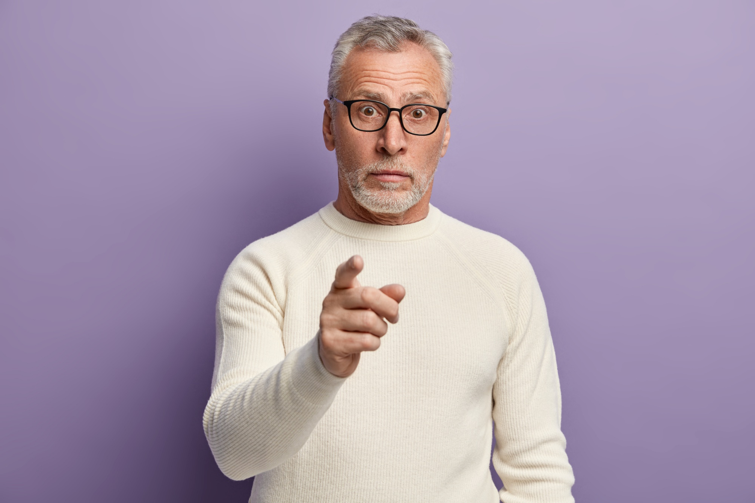 Ein Mann, der mit dem Finger zeigt | Quelle: Freepik