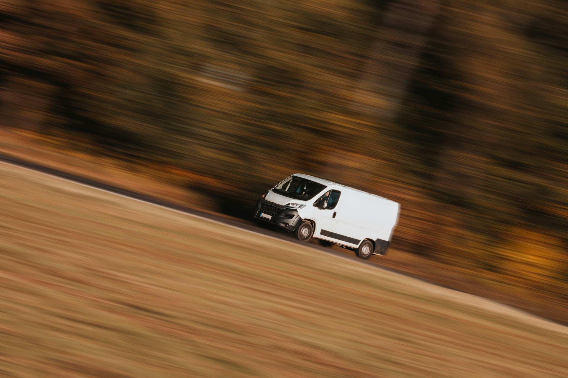 Ein Lieferwagen fährt eine Straße hinunter | Quelle: Unsplash
