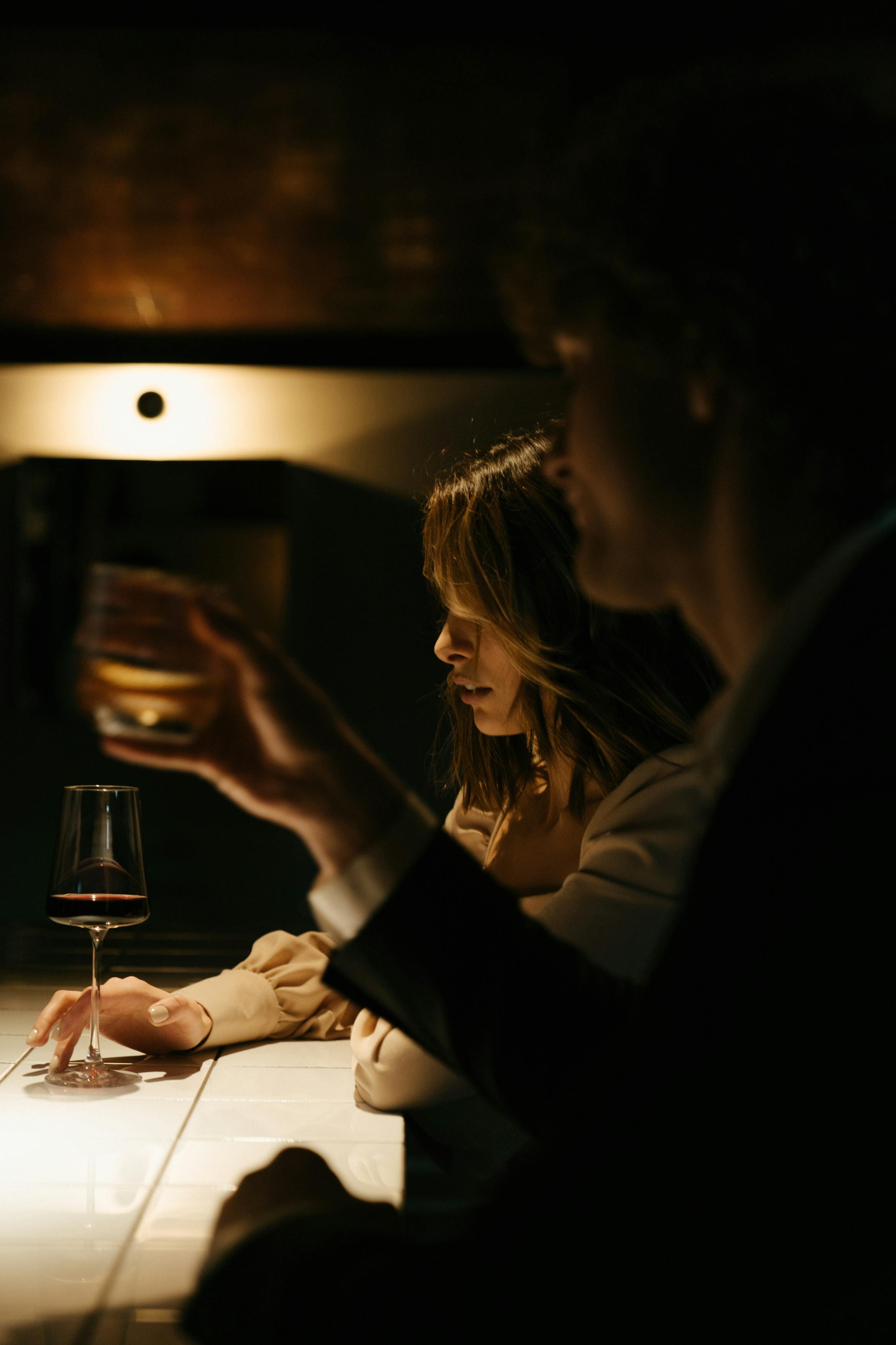 Ein Paar sitzt in einem Restaurant | Quelle: Pexels