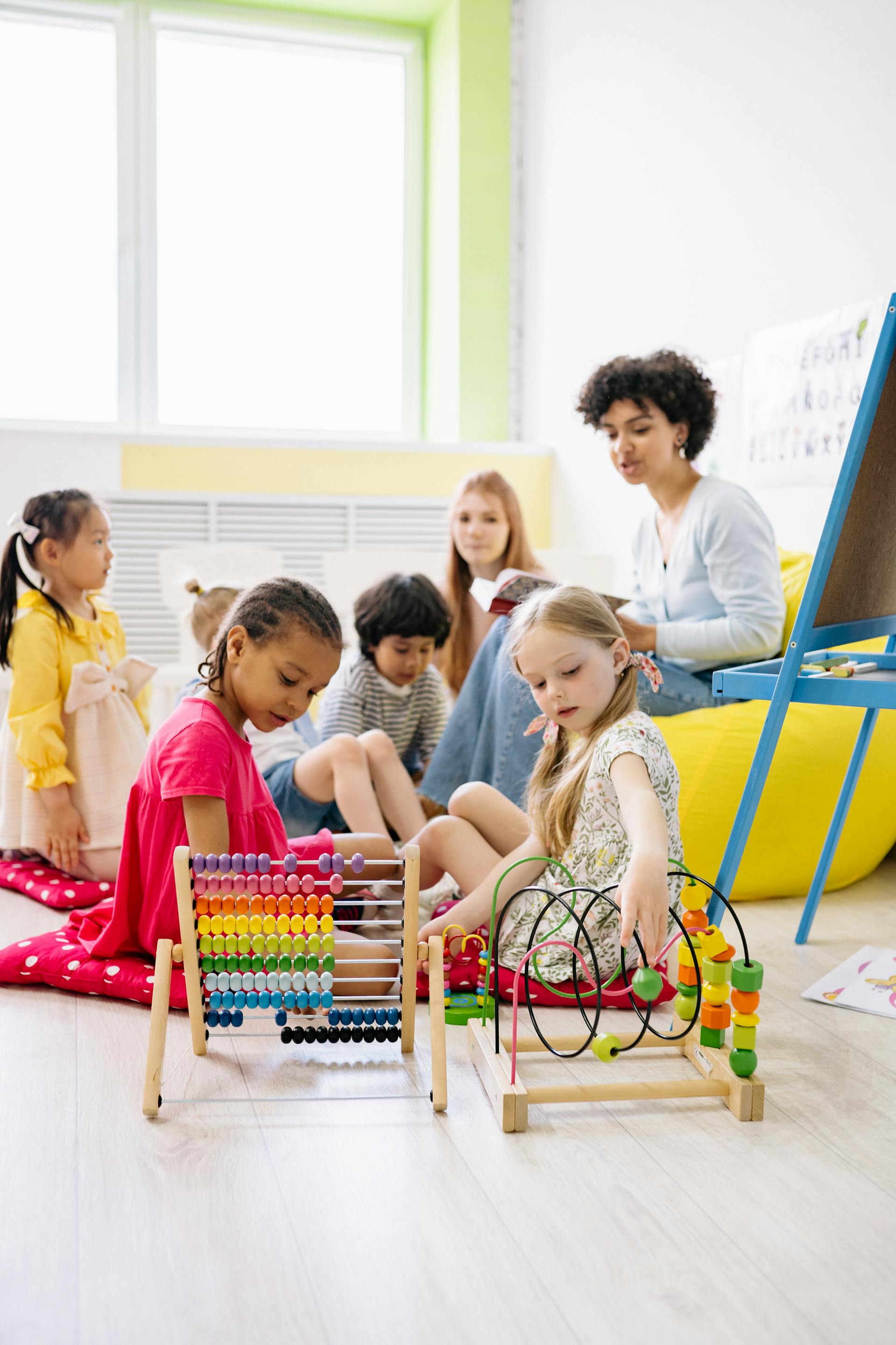 Kinder lernen den Umgang mit dem Rechenbrett in einer Klasse | Quelle: Pexels
