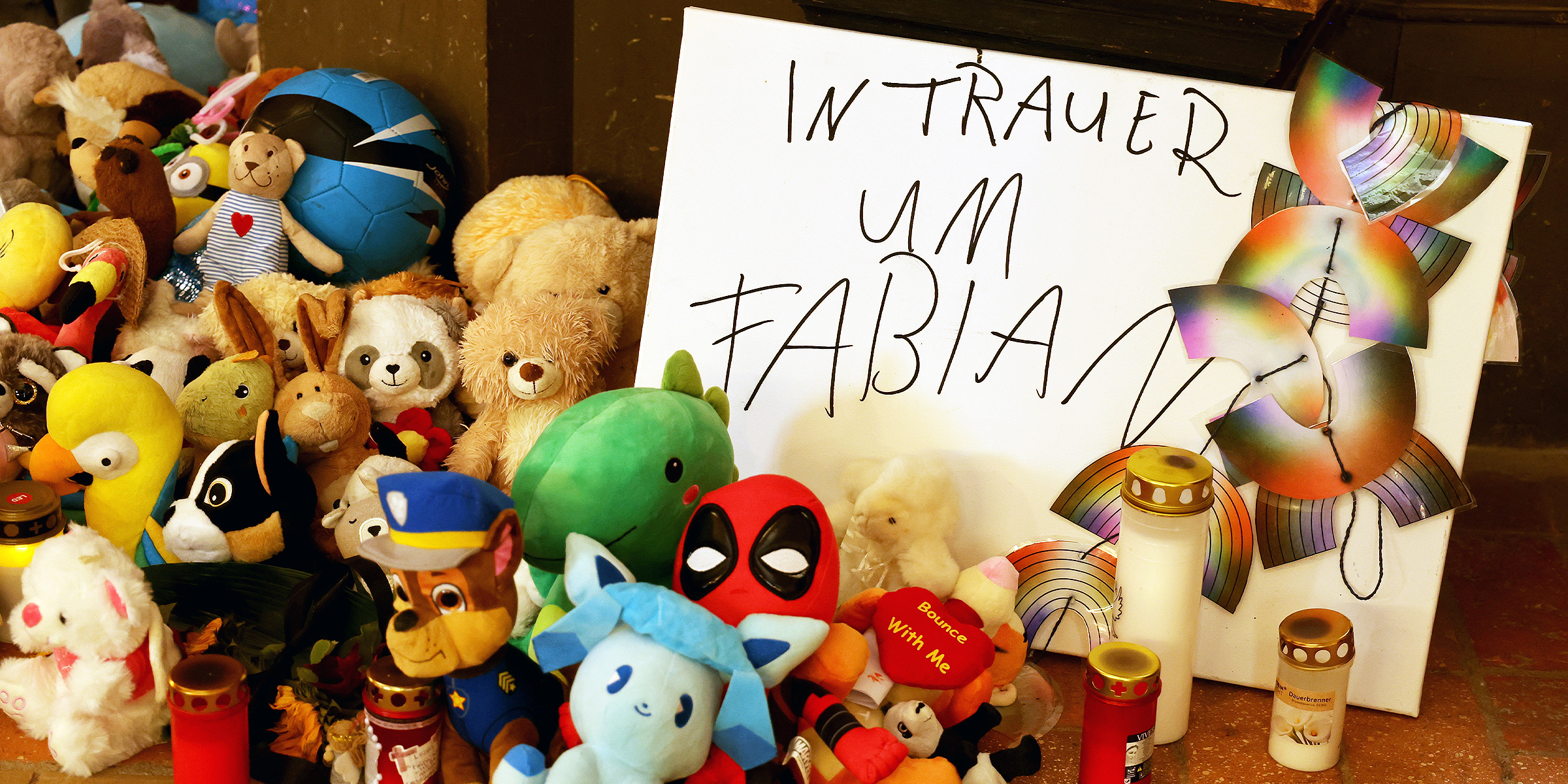 Trauernde Bürger stellen Schilder und Kerzen für Fabian auf | Quelle: Getty Images