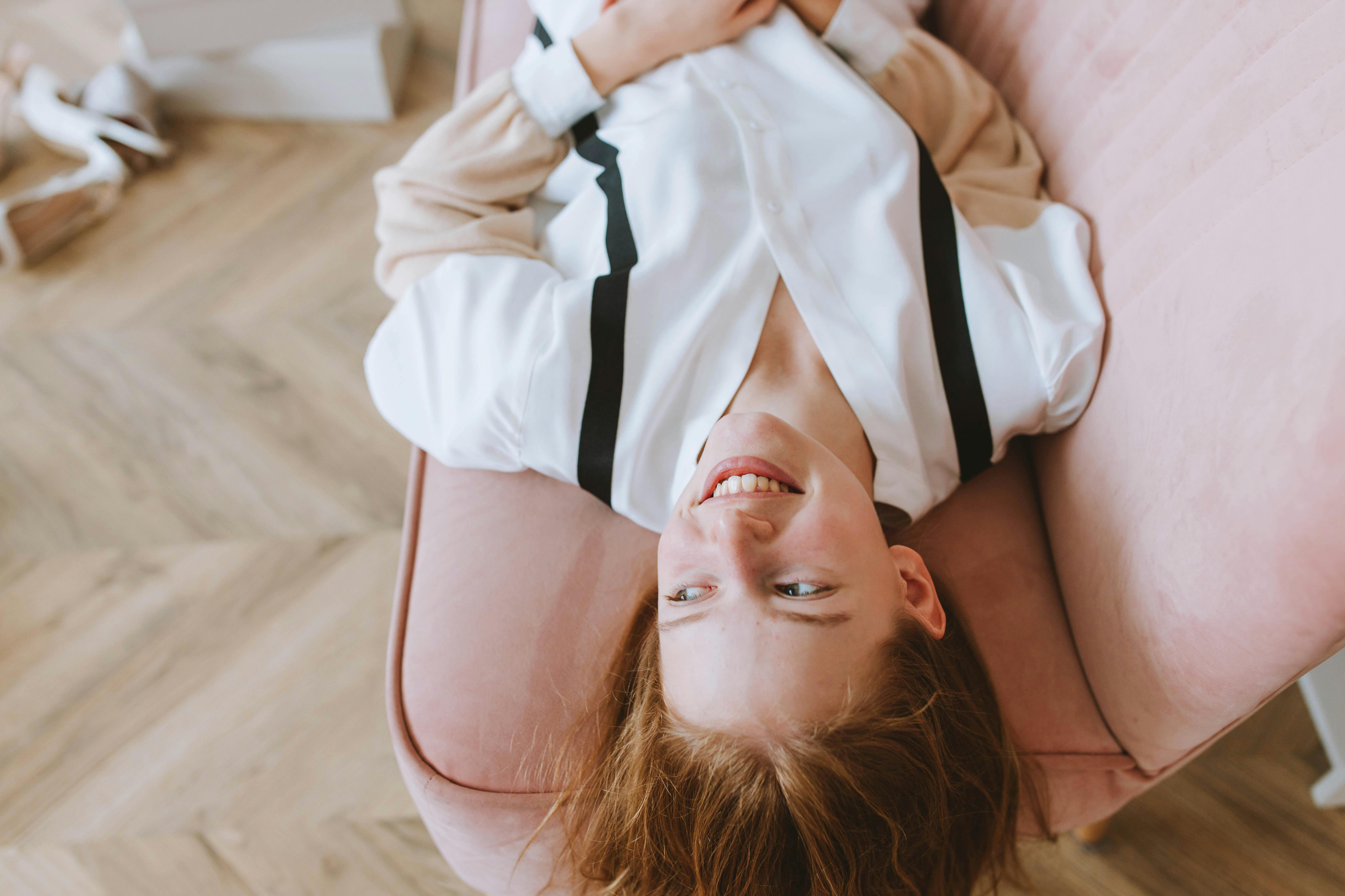 Ein glückliches Mädchen beim Entspannen | Quelle: Pexels