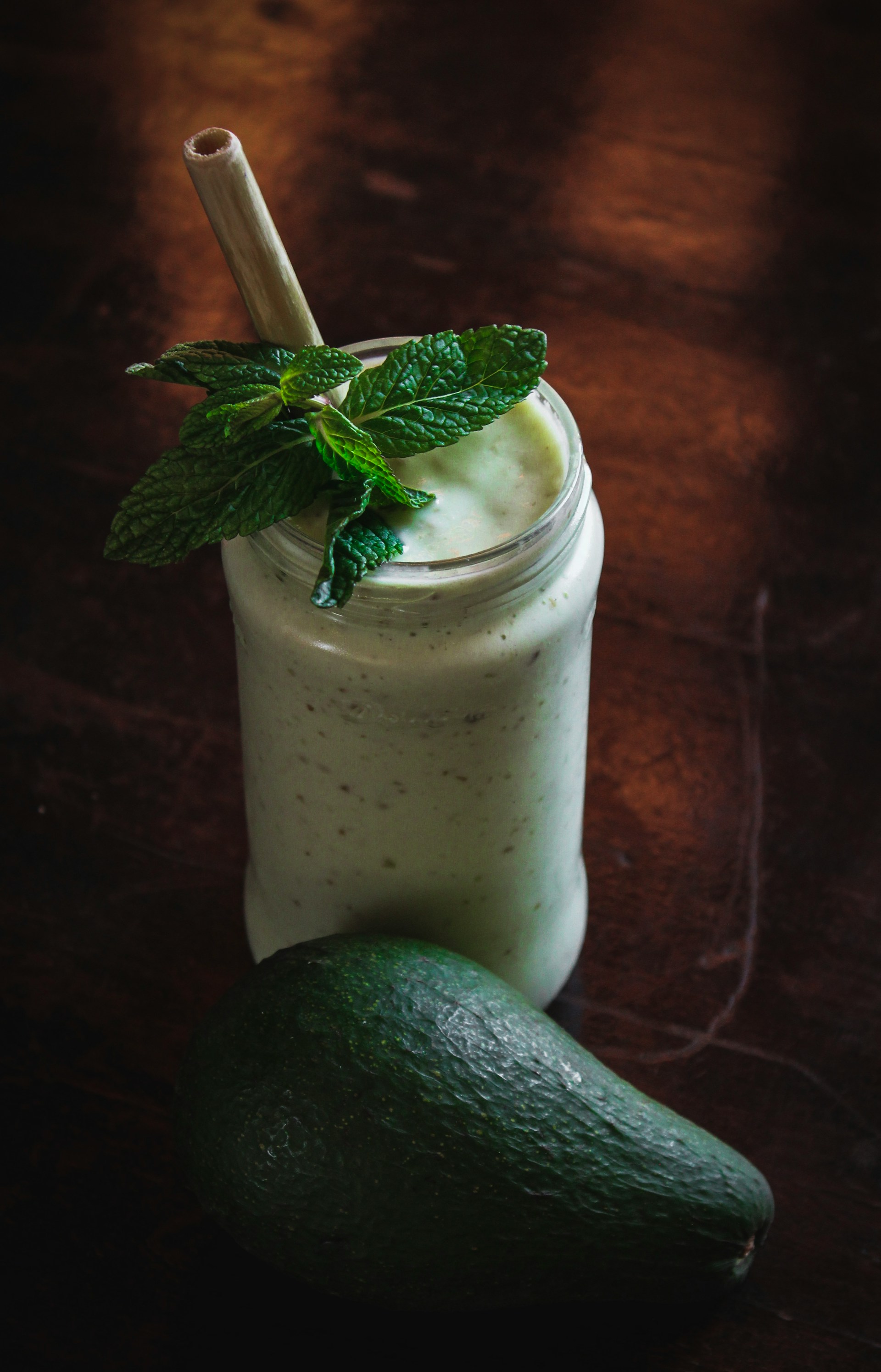 Ein Smoothie auf einem Tisch | Quelle: Unsplash