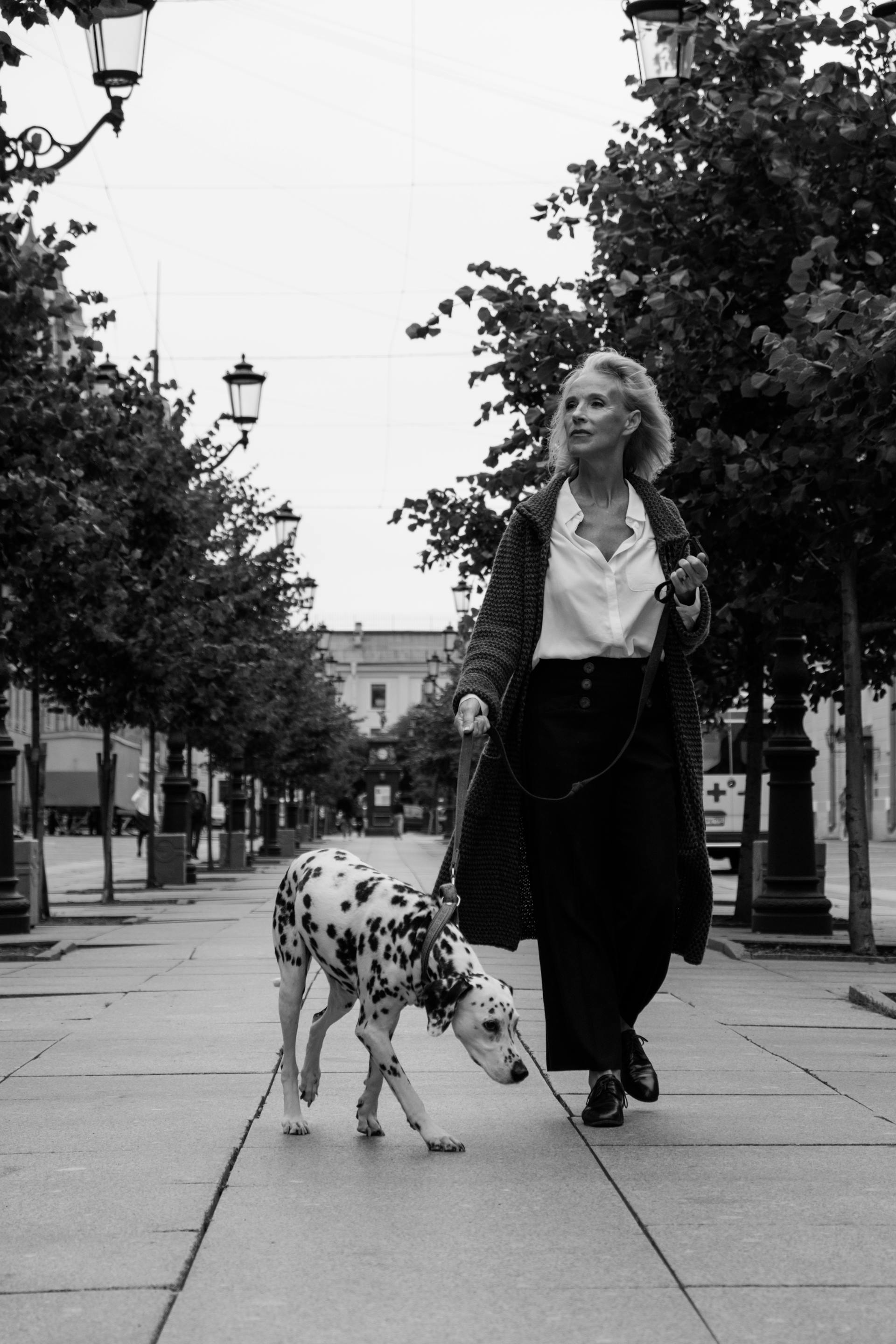 Eine Frau geht mit ihrem Hund spazieren | Quelle: Pexels