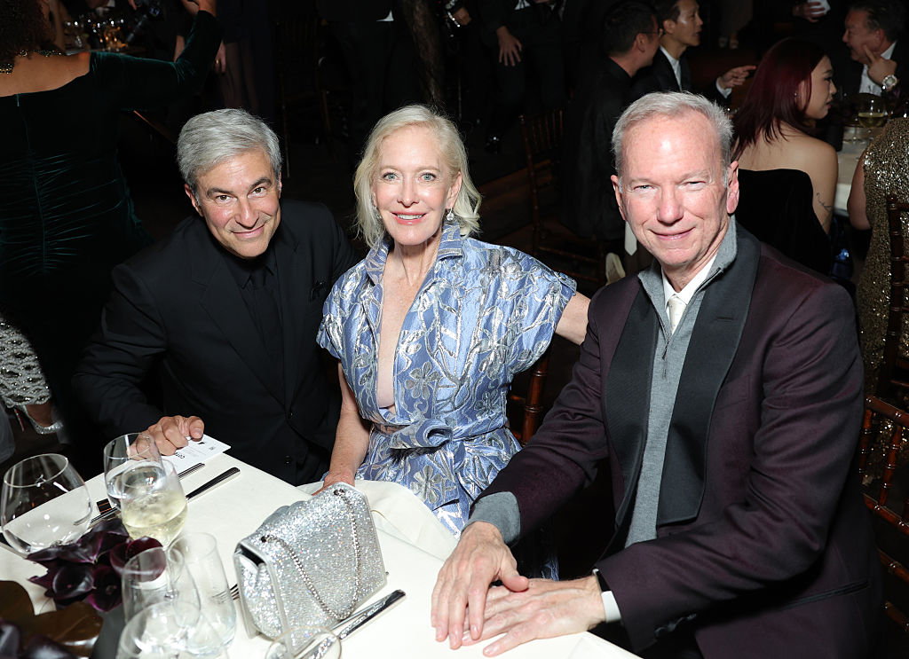 Michael Govan, CEO von LACMA, in Gucci, Wendy Schmidt und Eric Schmidt nehmen an der 2025 LACMA Art+Film Gala teil, die von Gucci am 1. November 2025 im Los Angeles County Museum of Art in Los Angeles präsentiert wird. | Quelle: Getty Images