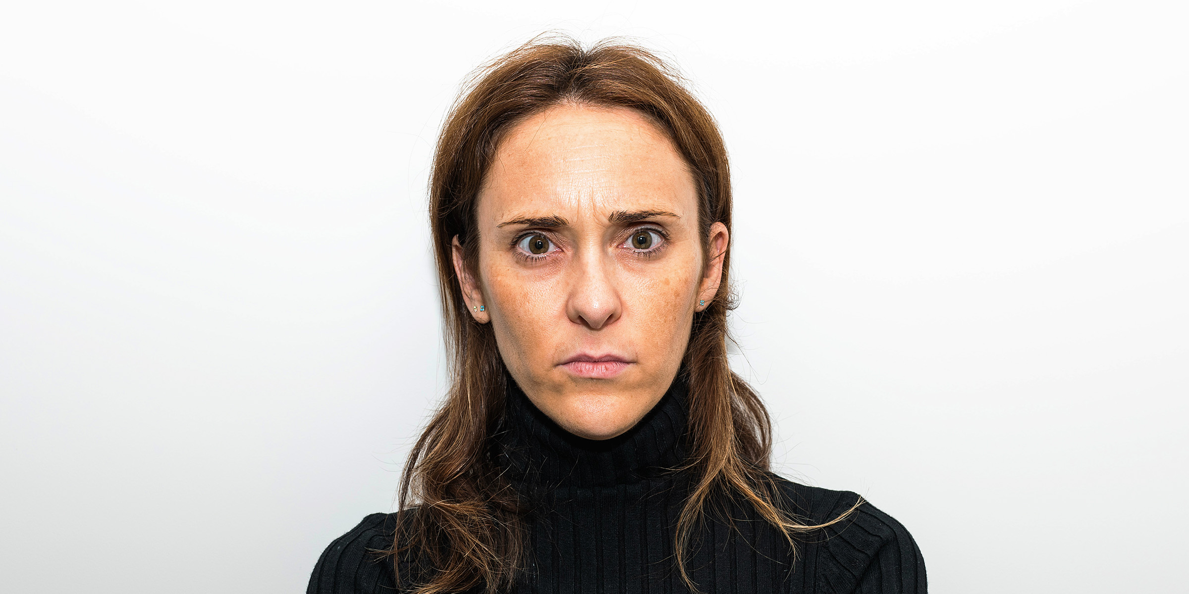 Eine Frau, die geradeaus schaut | Quelle: Shutterstock